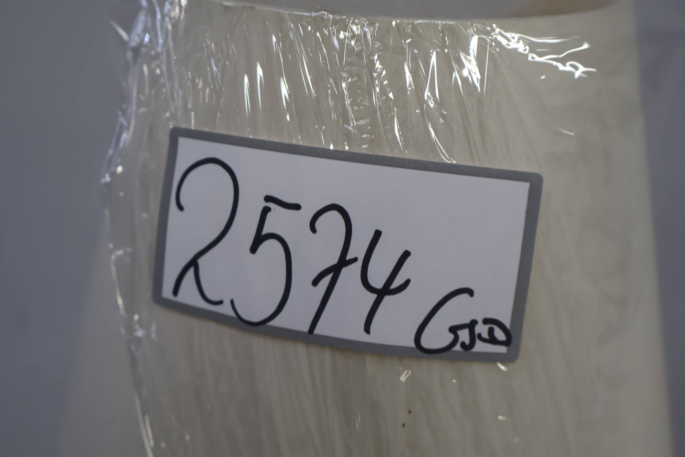 Goudkleurige vloerlamp met witte kap – foto 12 – kavel bij GSD Auctions, Zoeterwoude
