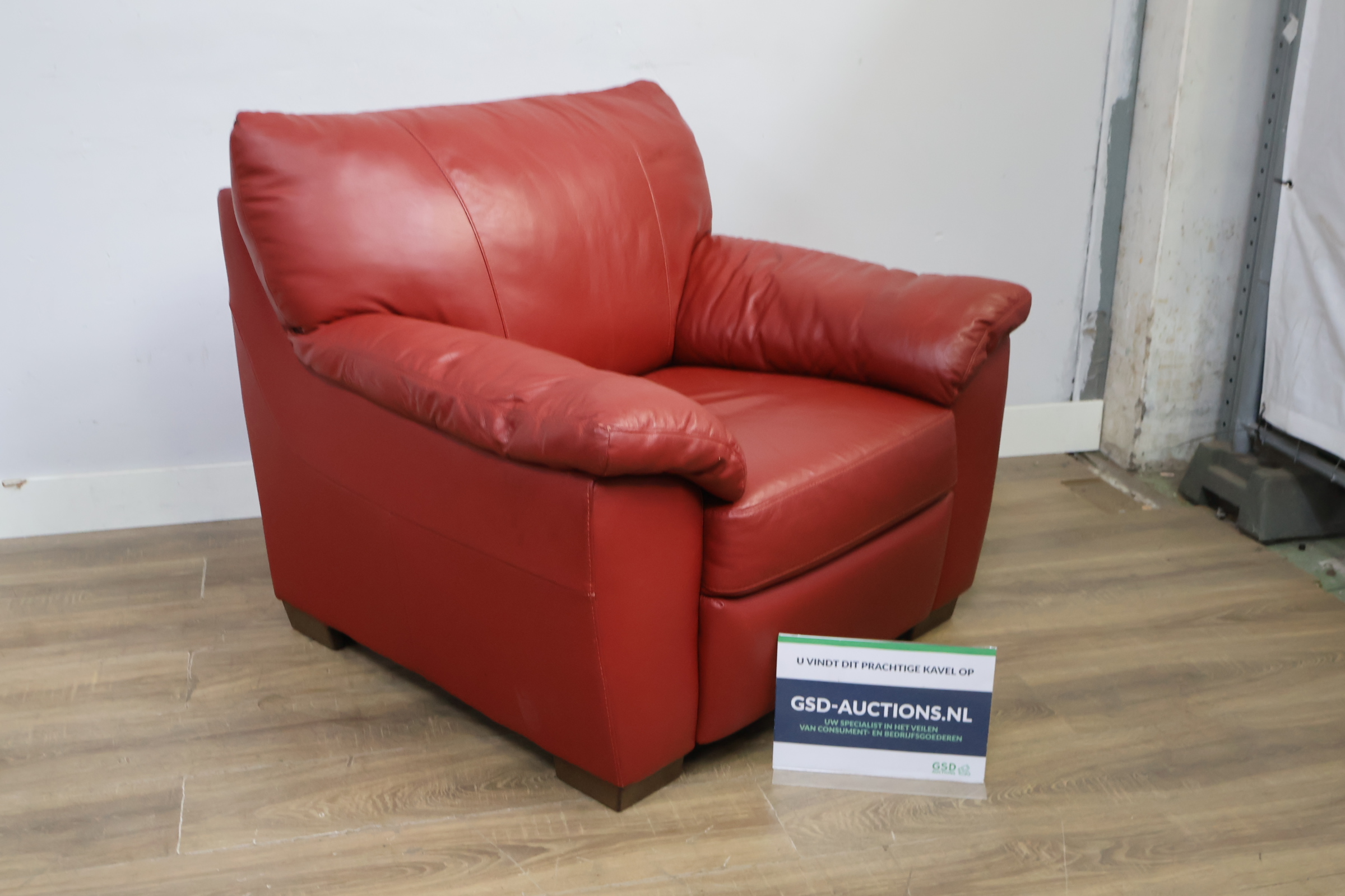 Rode leren fauteuil – foto 2 – kavel bij GSD Auctions, Zoeterwoude