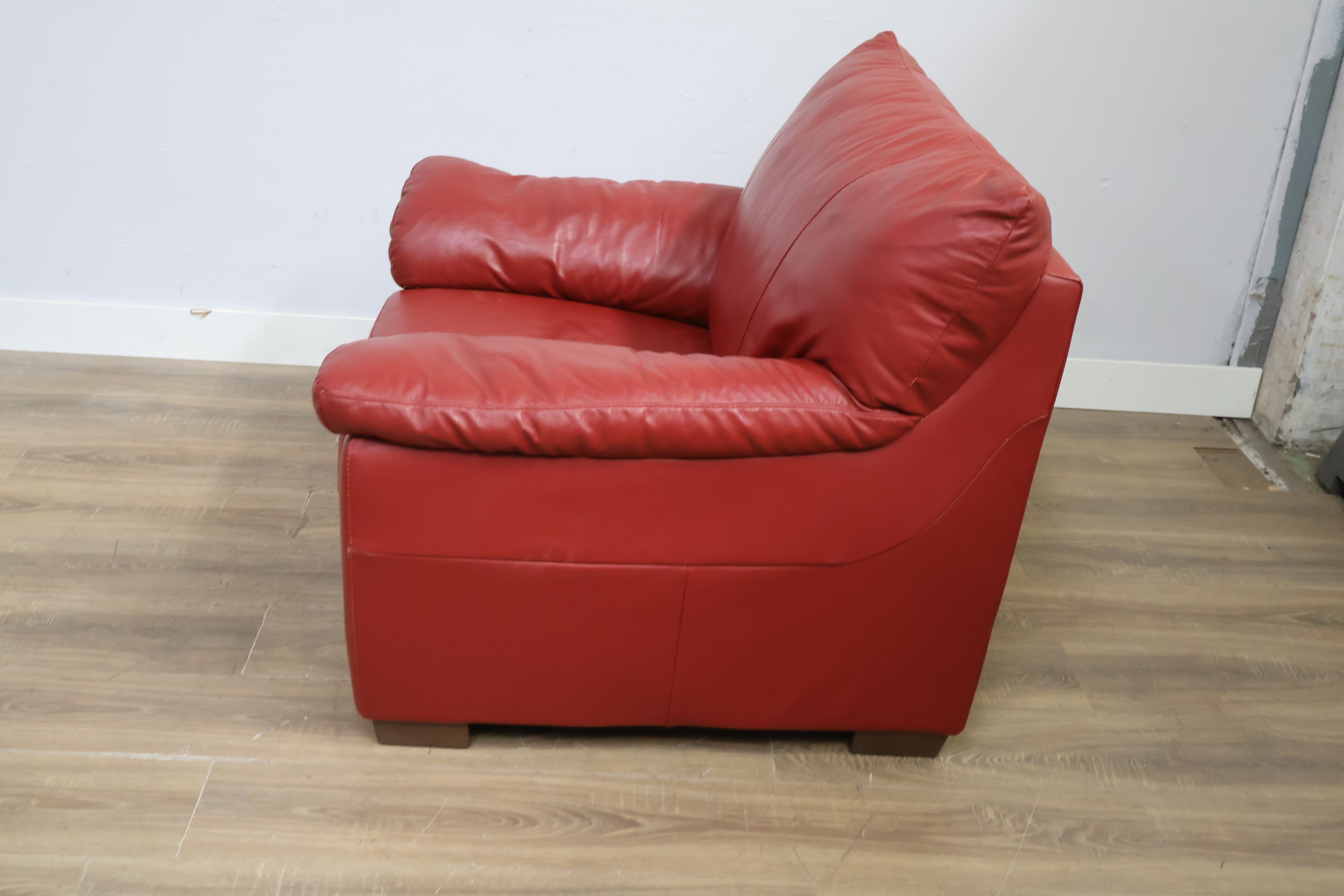 Rode leren fauteuil – foto 8 – kavel bij GSD Auctions, Zoeterwoude