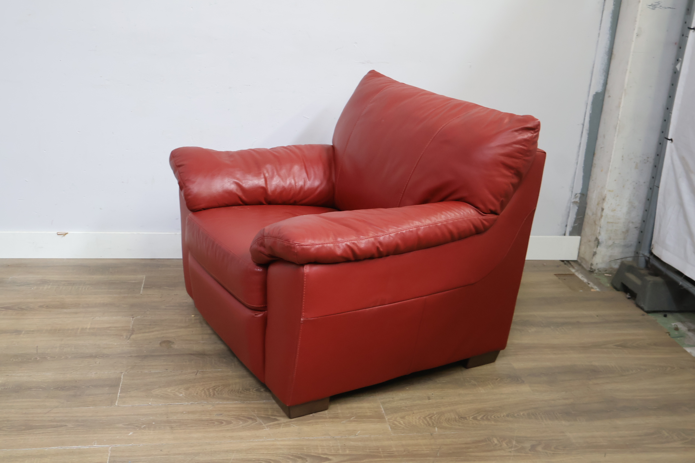 Rode leren fauteuil – foto 9 – kavel bij GSD Auctions, Zoeterwoude