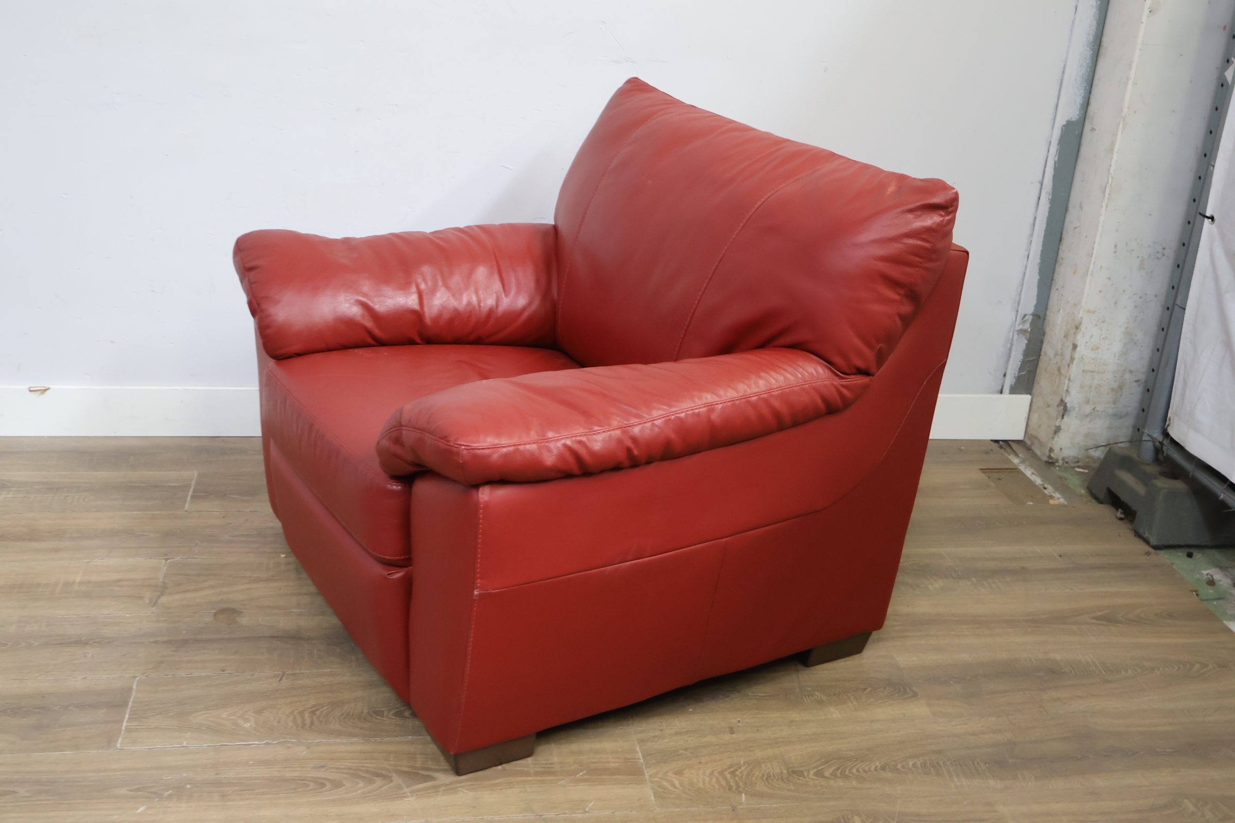 Rode leren fauteuil – foto 10 – kavel bij GSD Auctions, Zoeterwoude