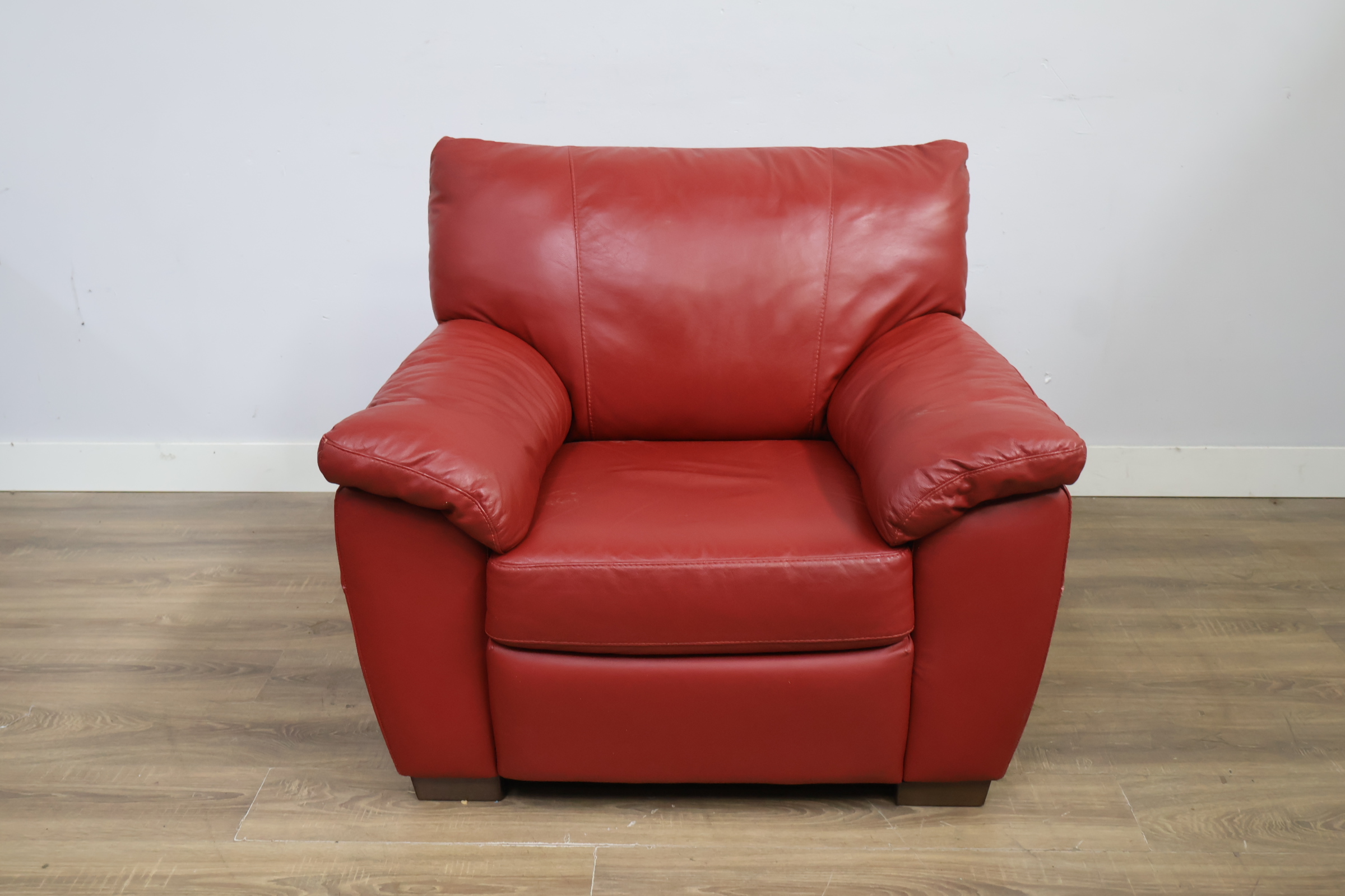 Rode leren fauteuil – foto 11 – kavel bij GSD Auctions, Zoeterwoude