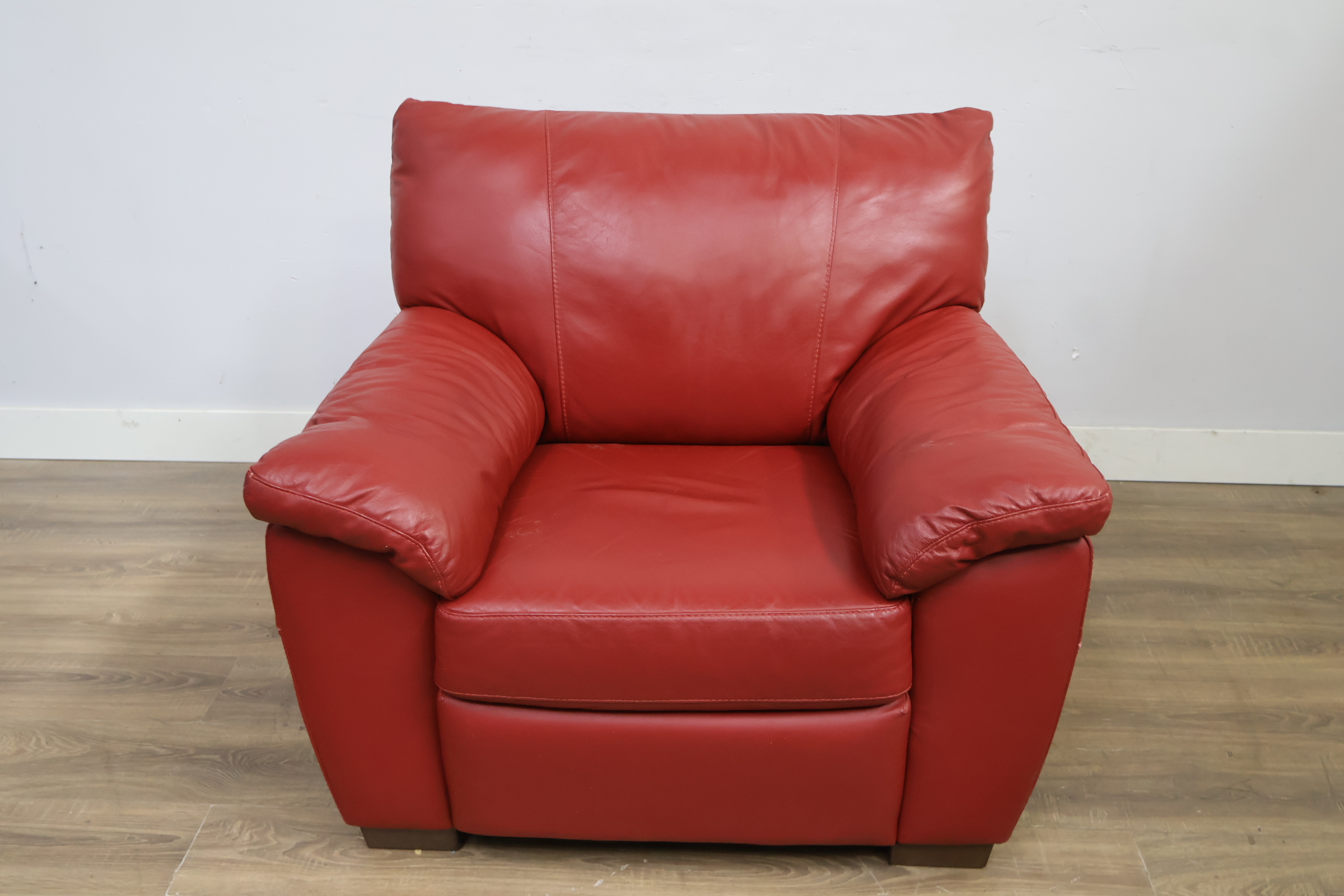 Rode leren fauteuil – foto 12 – kavel bij GSD Auctions, Zoeterwoude