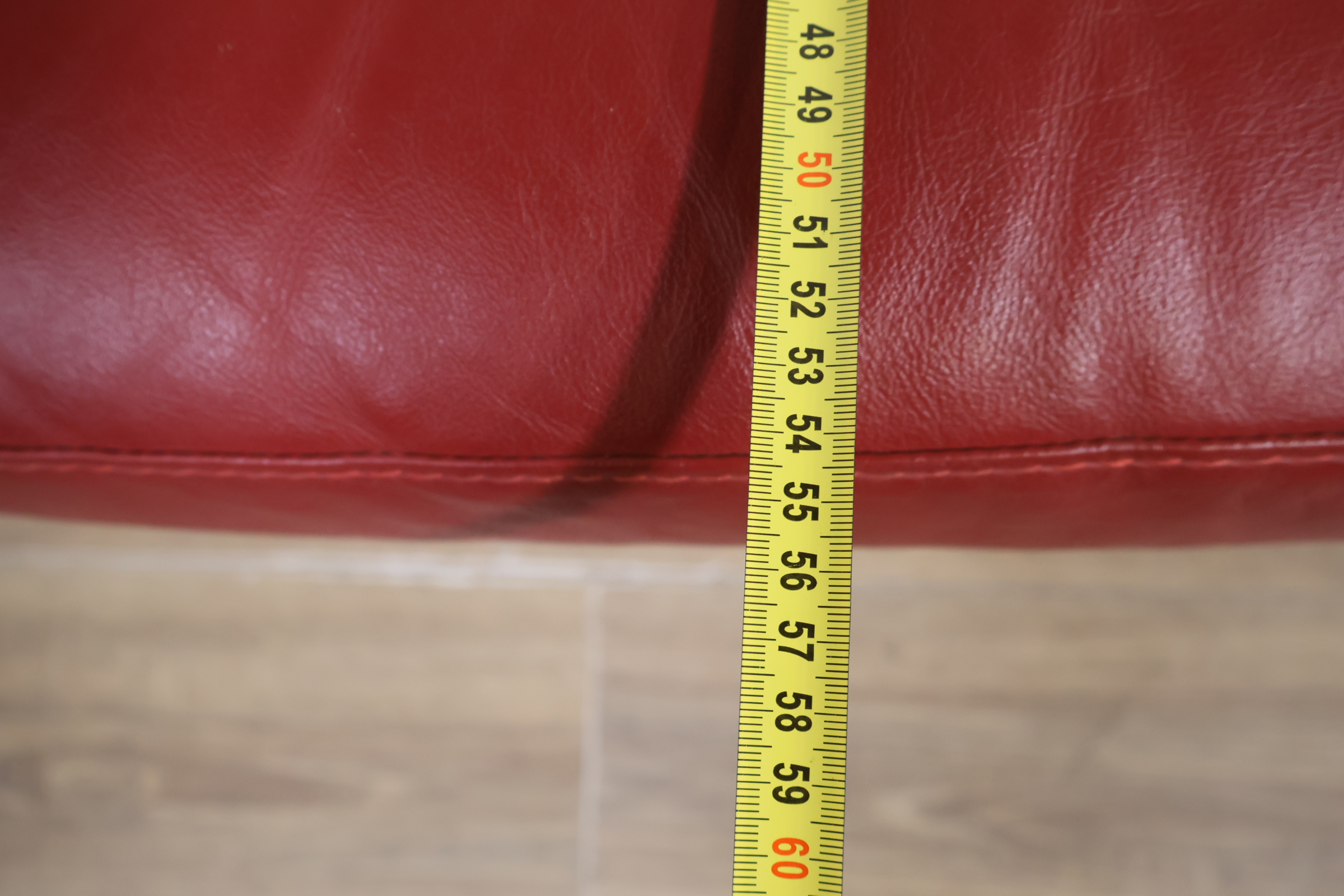 Rode leren fauteuil – foto 13 – kavel bij GSD Auctions, Zoeterwoude
