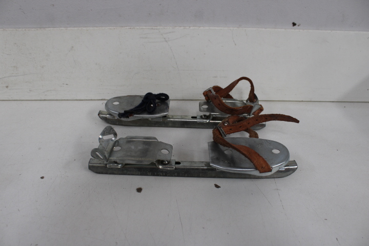 Viking vintage schaatsen set en vintage onderbindschaatsen set – foto 5 – kavel bij GSD Auctions, Zoeterwoude