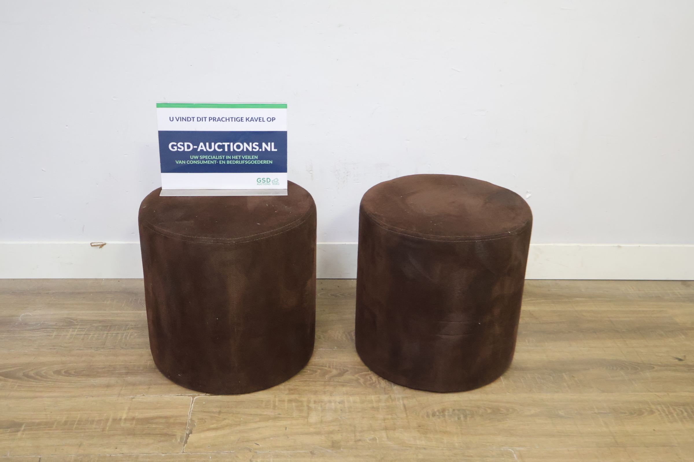 Set van 2 bruine ronde poefs – foto 2 – kavel bij GSD Auctions, Zoeterwoude