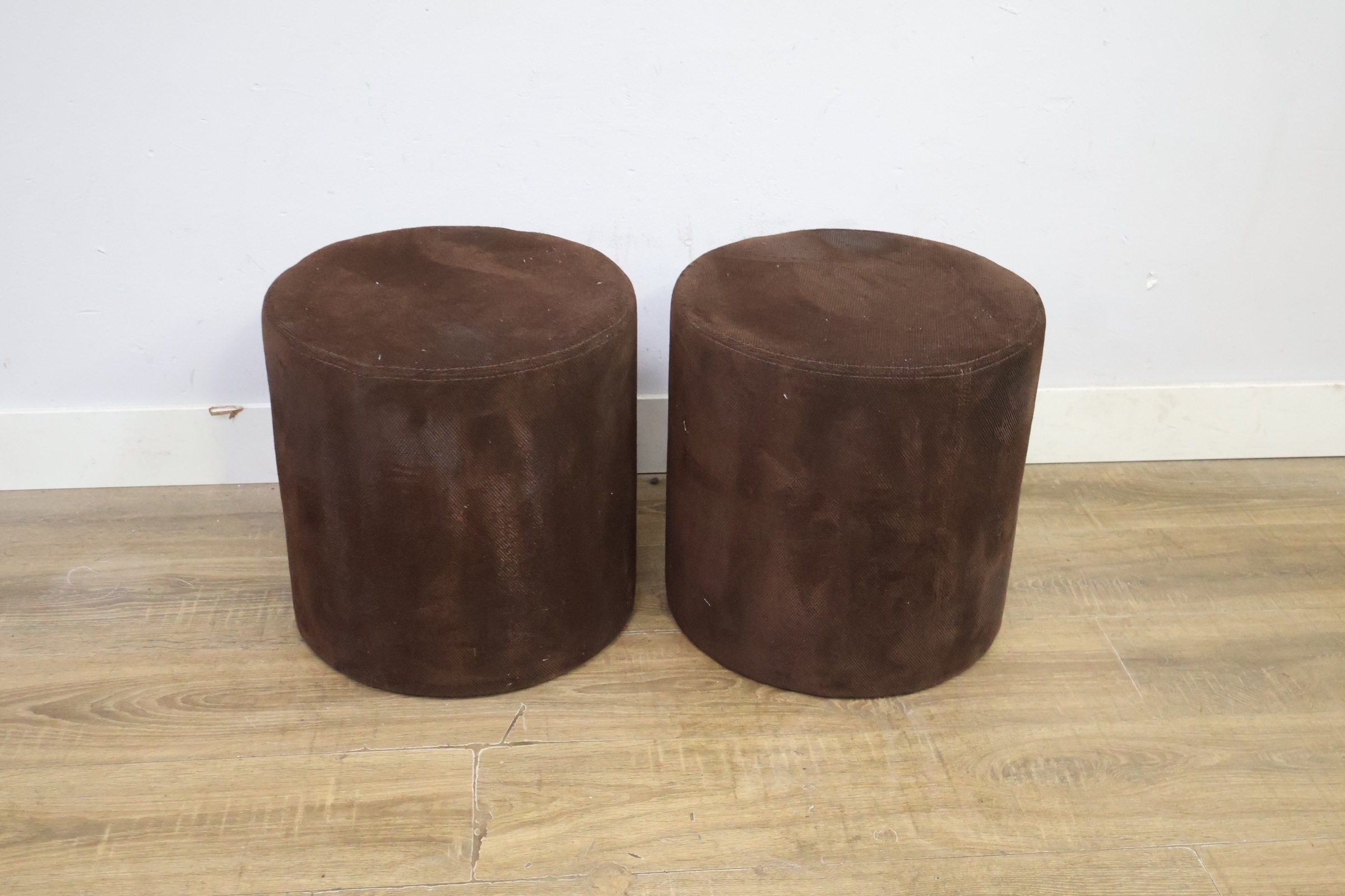 Set van 2 bruine ronde poefs – foto 3 – kavel bij GSD Auctions, Zoeterwoude