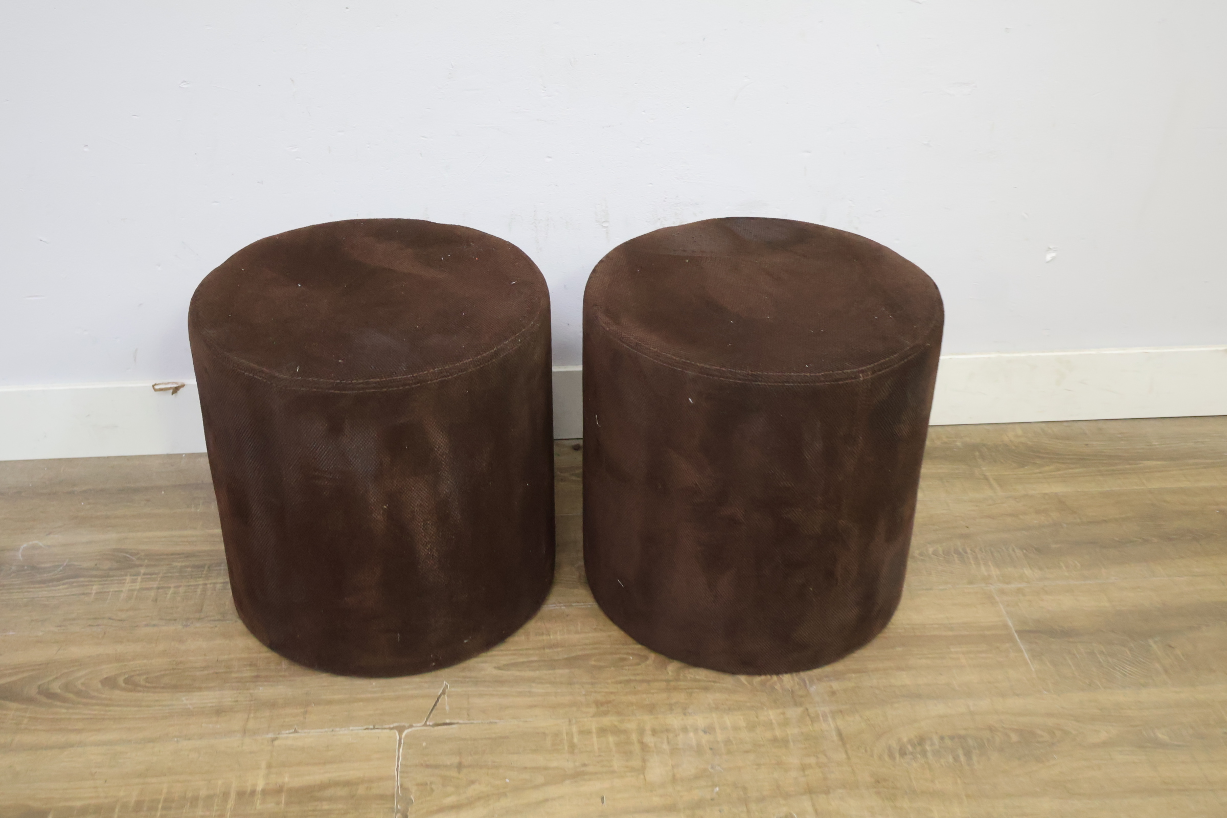 Set van 2 bruine ronde poefs – foto 4 – kavel bij GSD Auctions, Zoeterwoude
