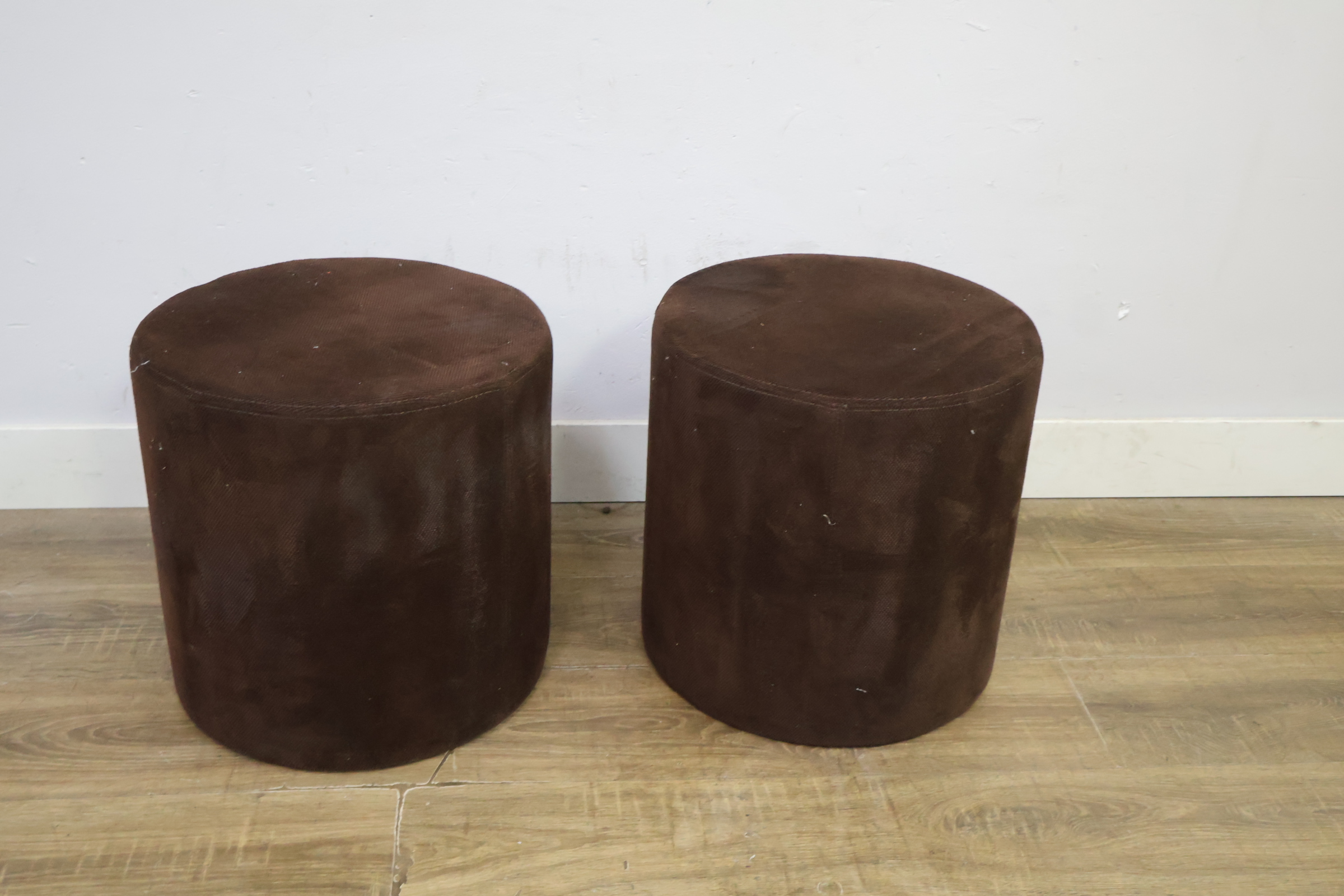 Set van 2 bruine ronde poefs – foto 5 – kavel bij GSD Auctions, Zoeterwoude