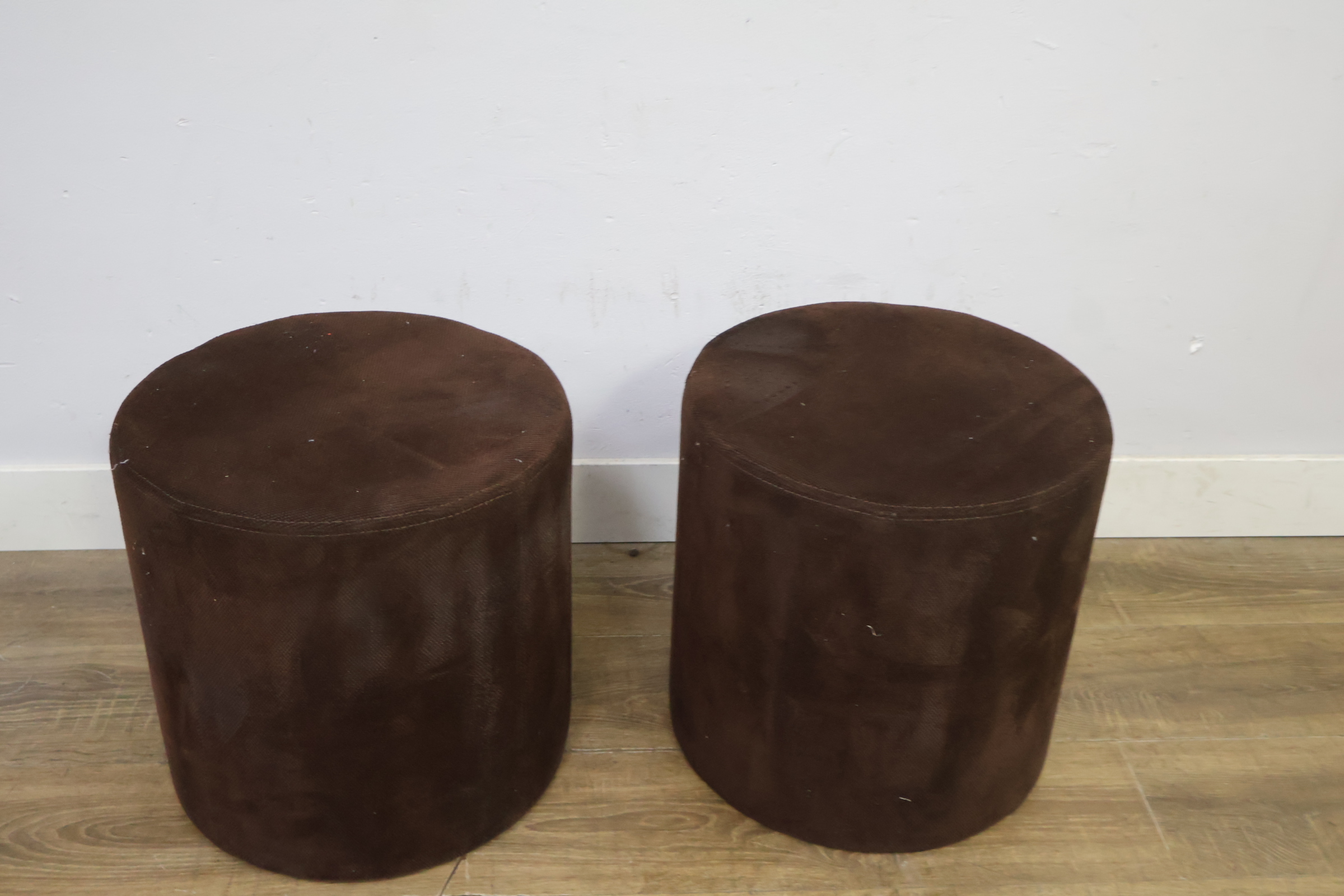 Set van 2 bruine ronde poefs – foto 6 – kavel bij GSD Auctions, Zoeterwoude