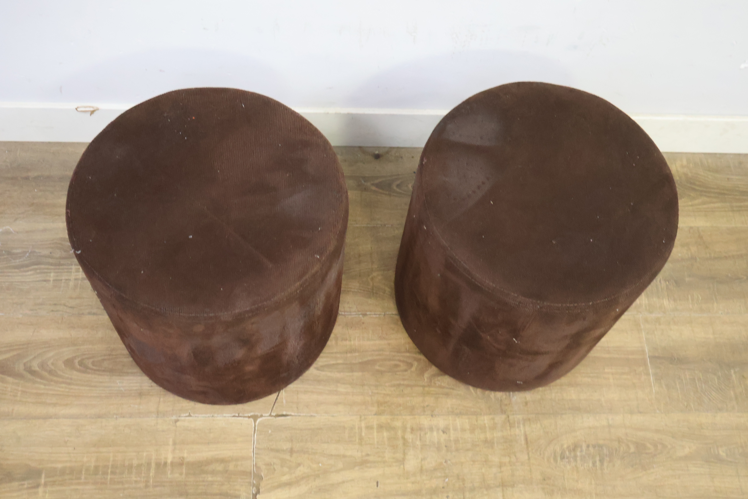 Set van 2 bruine ronde poefs – foto 7 – kavel bij GSD Auctions, Zoeterwoude
