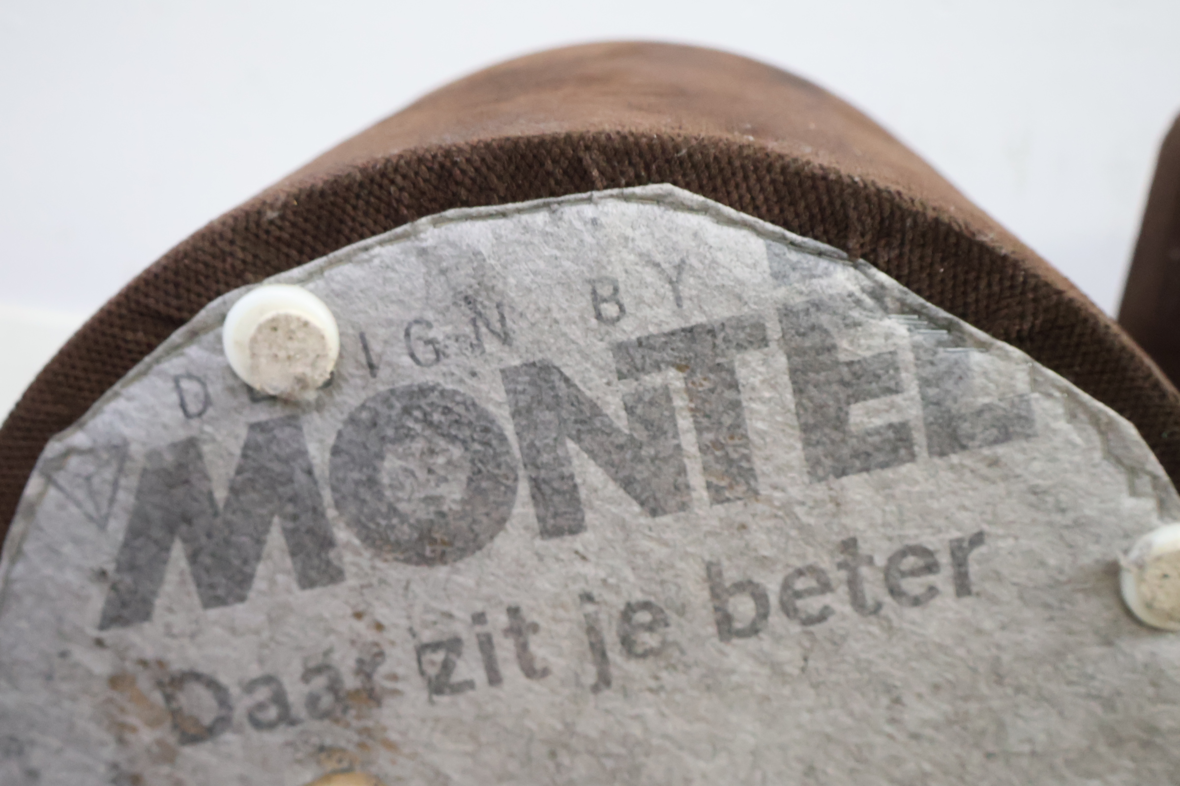 Set van 2 bruine ronde poefs – foto 8 – kavel bij GSD Auctions, Zoeterwoude