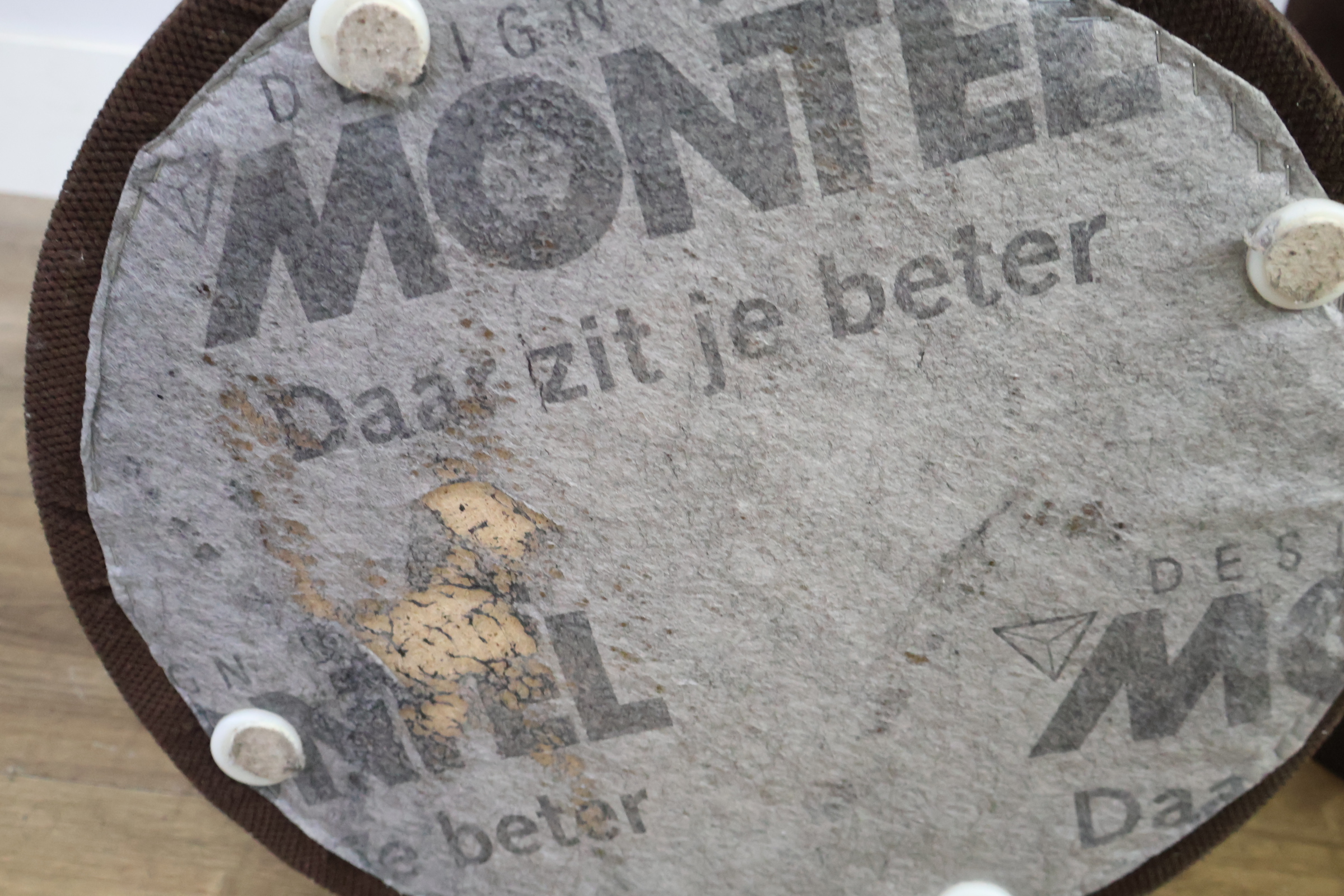 Set van 2 bruine ronde poefs – foto 9 – kavel bij GSD Auctions, Zoeterwoude