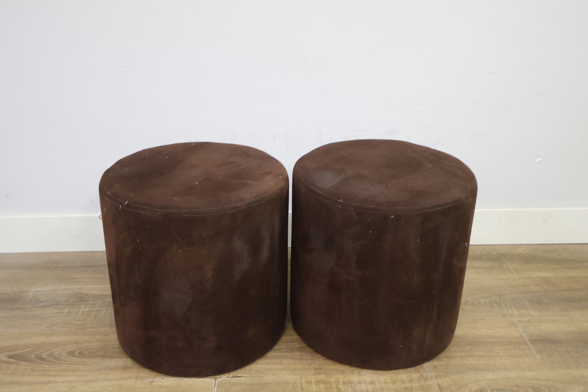 Set van 2 bruine ronde poefs – foto 10 – kavel bij GSD Auctions, Zoeterwoude