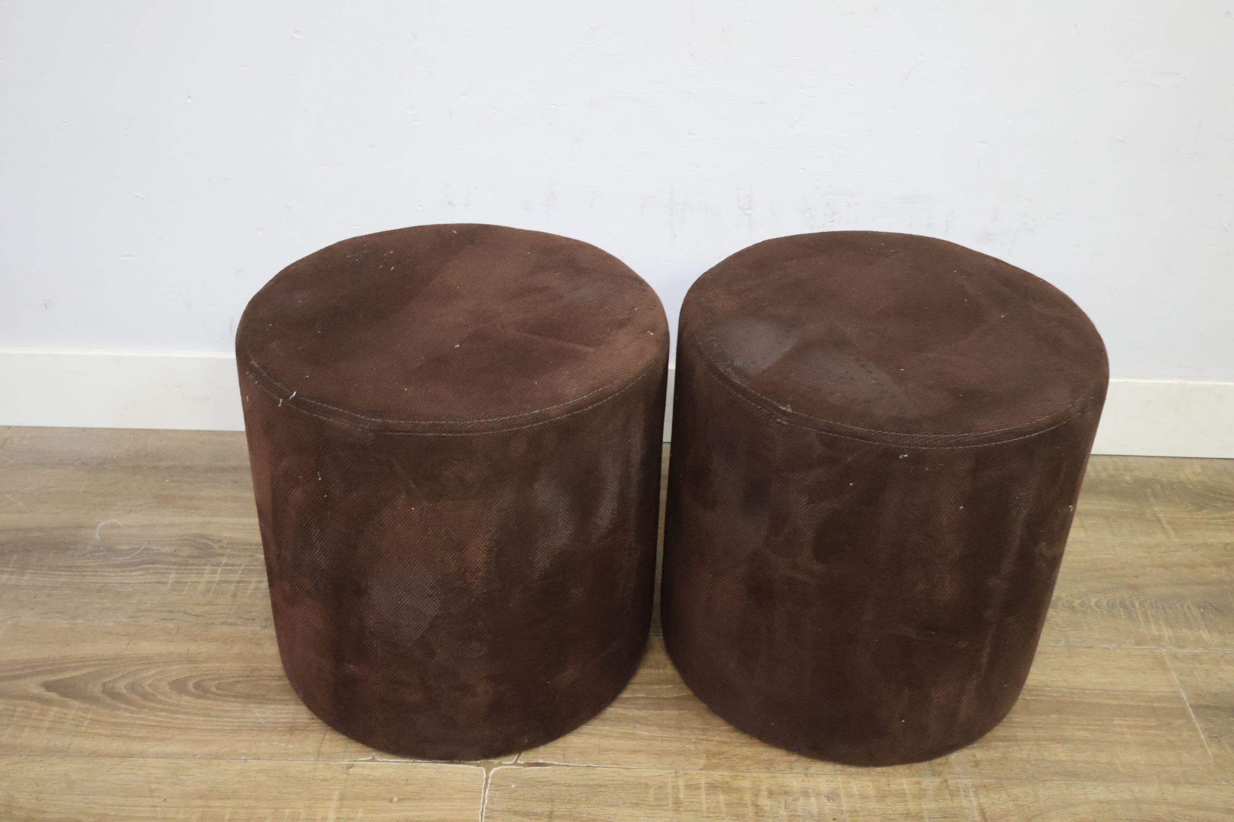 Set van 2 bruine ronde poefs – foto 11 – kavel bij GSD Auctions, Zoeterwoude
