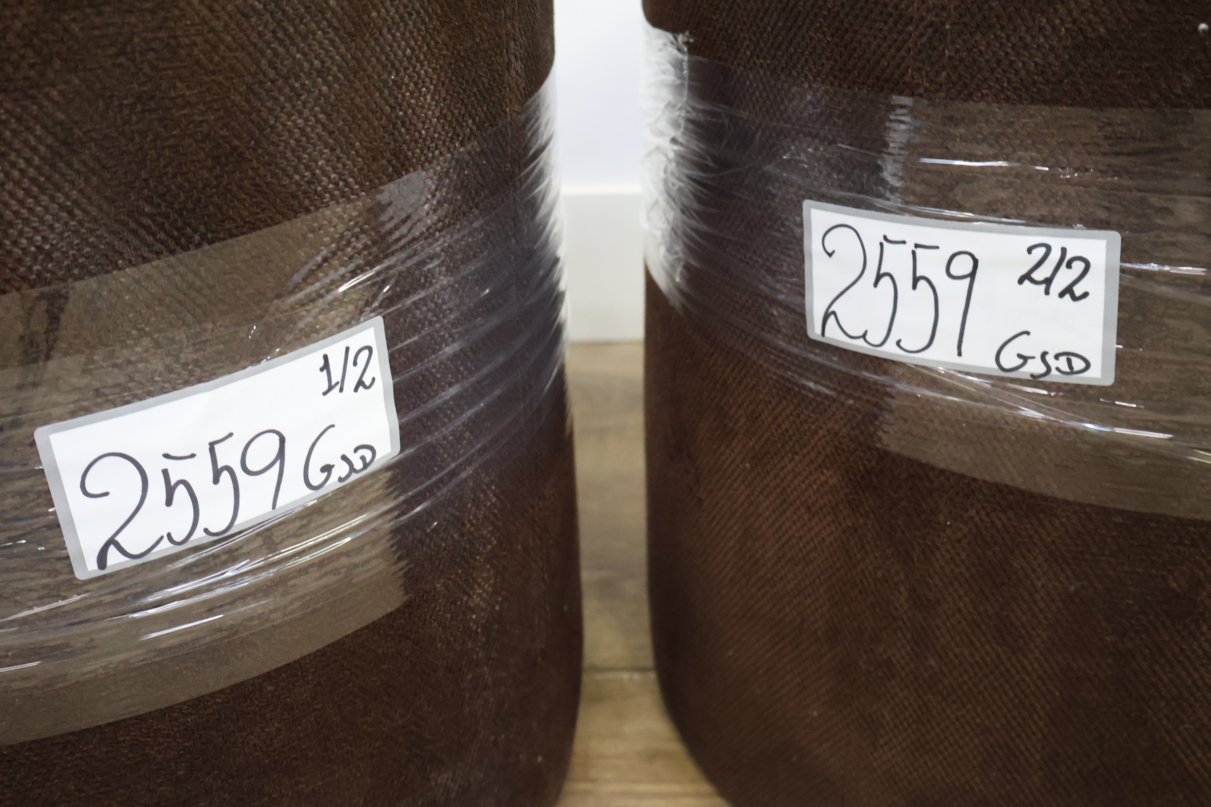 Set van 2 bruine ronde poefs – foto 15 – kavel bij GSD Auctions, Zoeterwoude