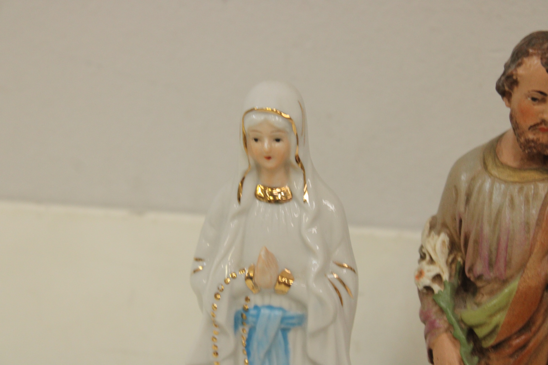 Set religieuze beeldjes van Maria, Joseph met kind – foto 2 – kavel bij GSD Auctions, Zoeterwoude