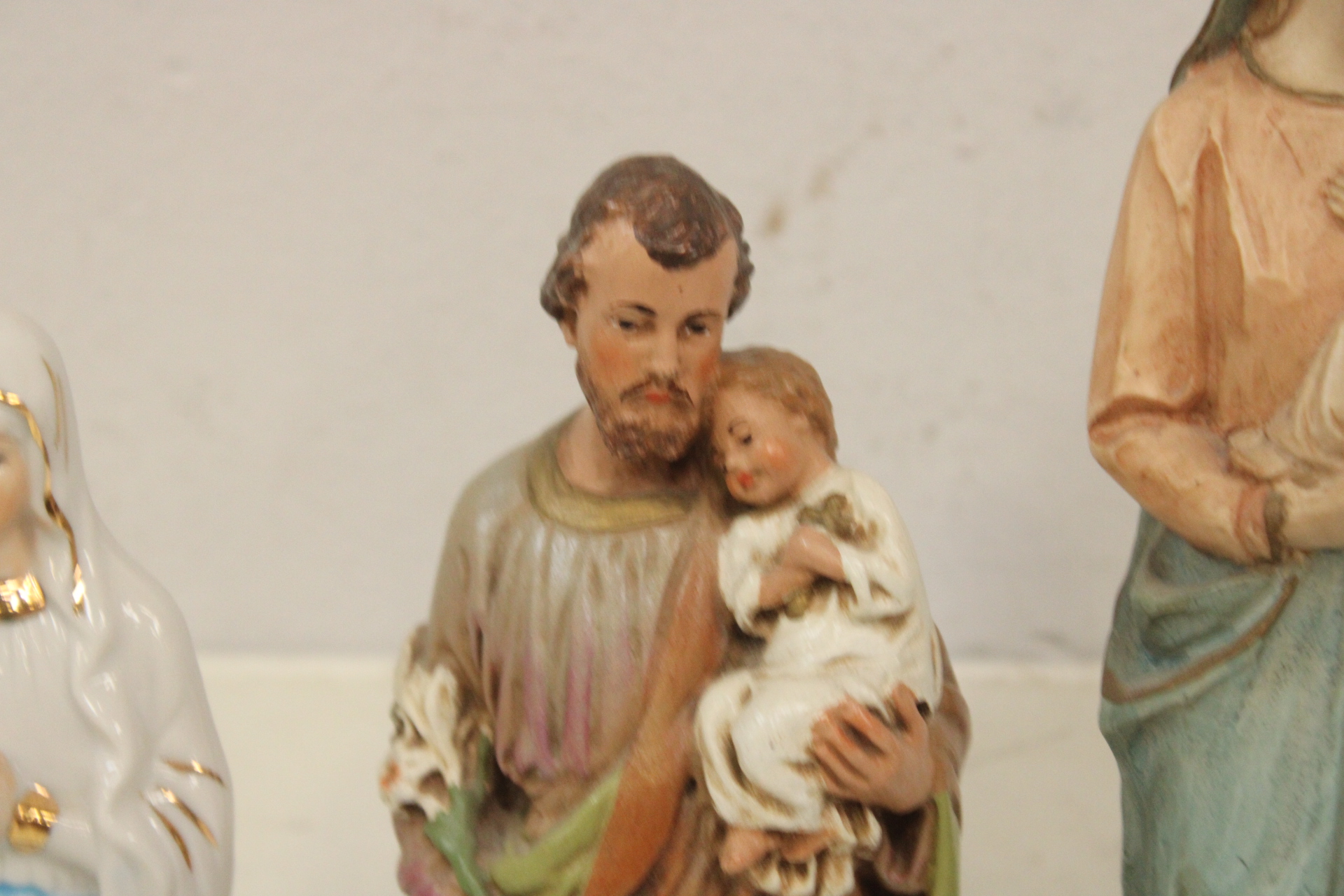 Set religieuze beeldjes van Maria, Joseph met kind – foto 4 – kavel bij GSD Auctions, Zoeterwoude