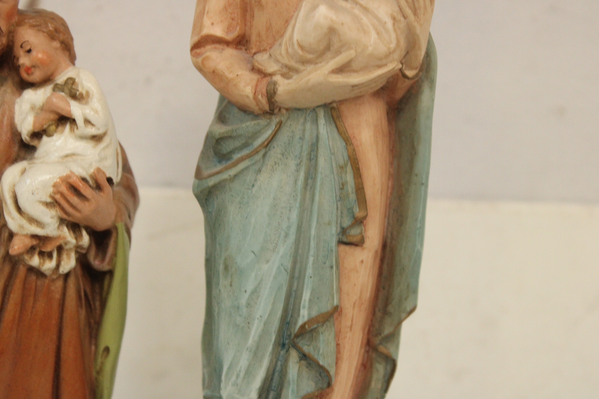 Set religieuze beeldjes van Maria, Joseph met kind – foto 8 – kavel bij GSD Auctions, Zoeterwoude