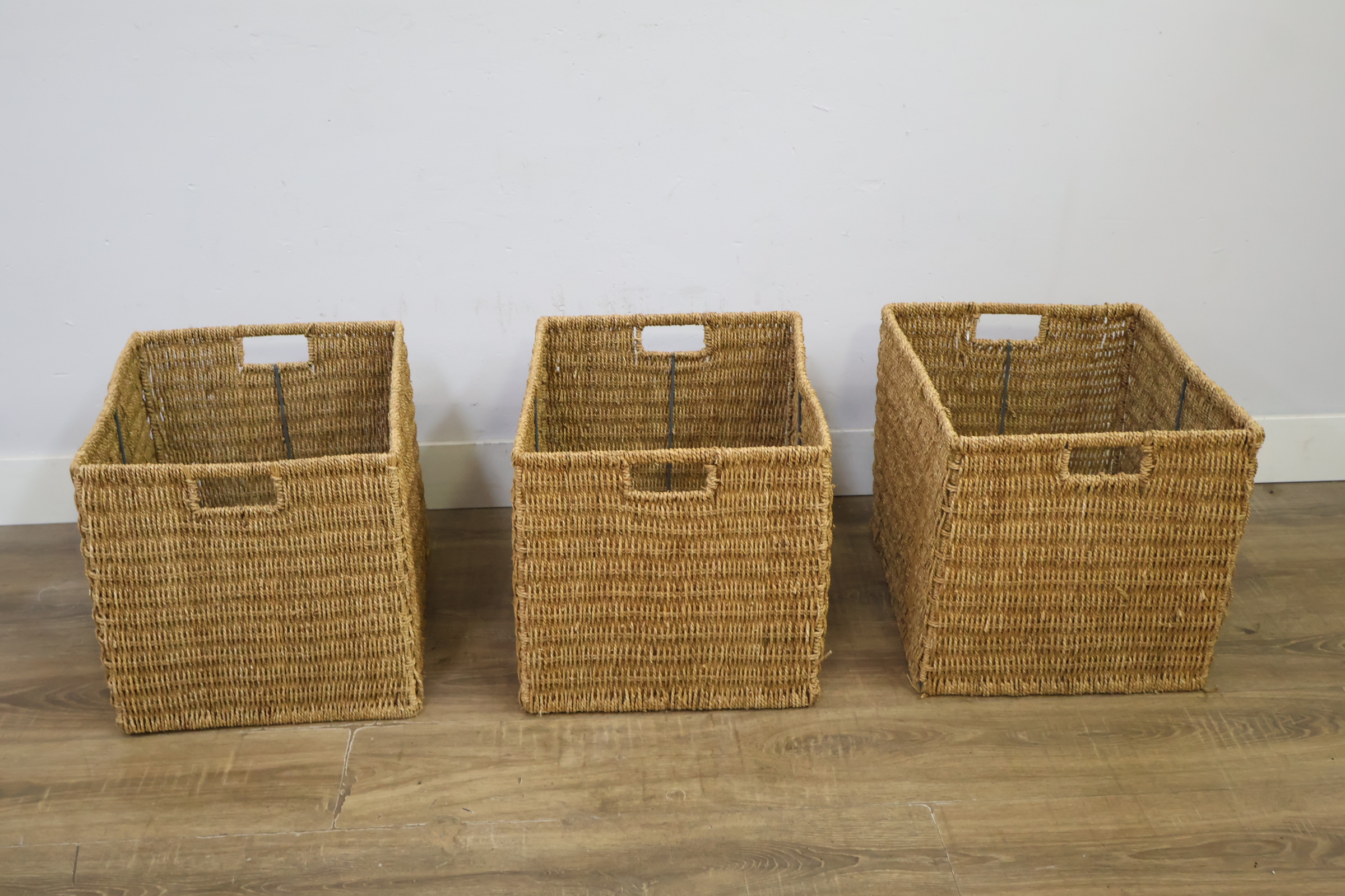 Set van 3 gevlochten rieten opbergmanden – foto 3 – kavel bij GSD Auctions, Zoeterwoude