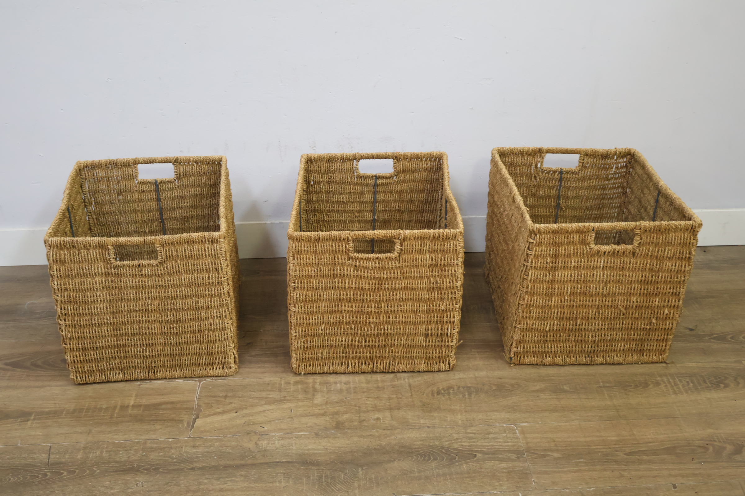Set van 3 gevlochten rieten opbergmanden – foto 4 – kavel bij GSD Auctions, Zoeterwoude
