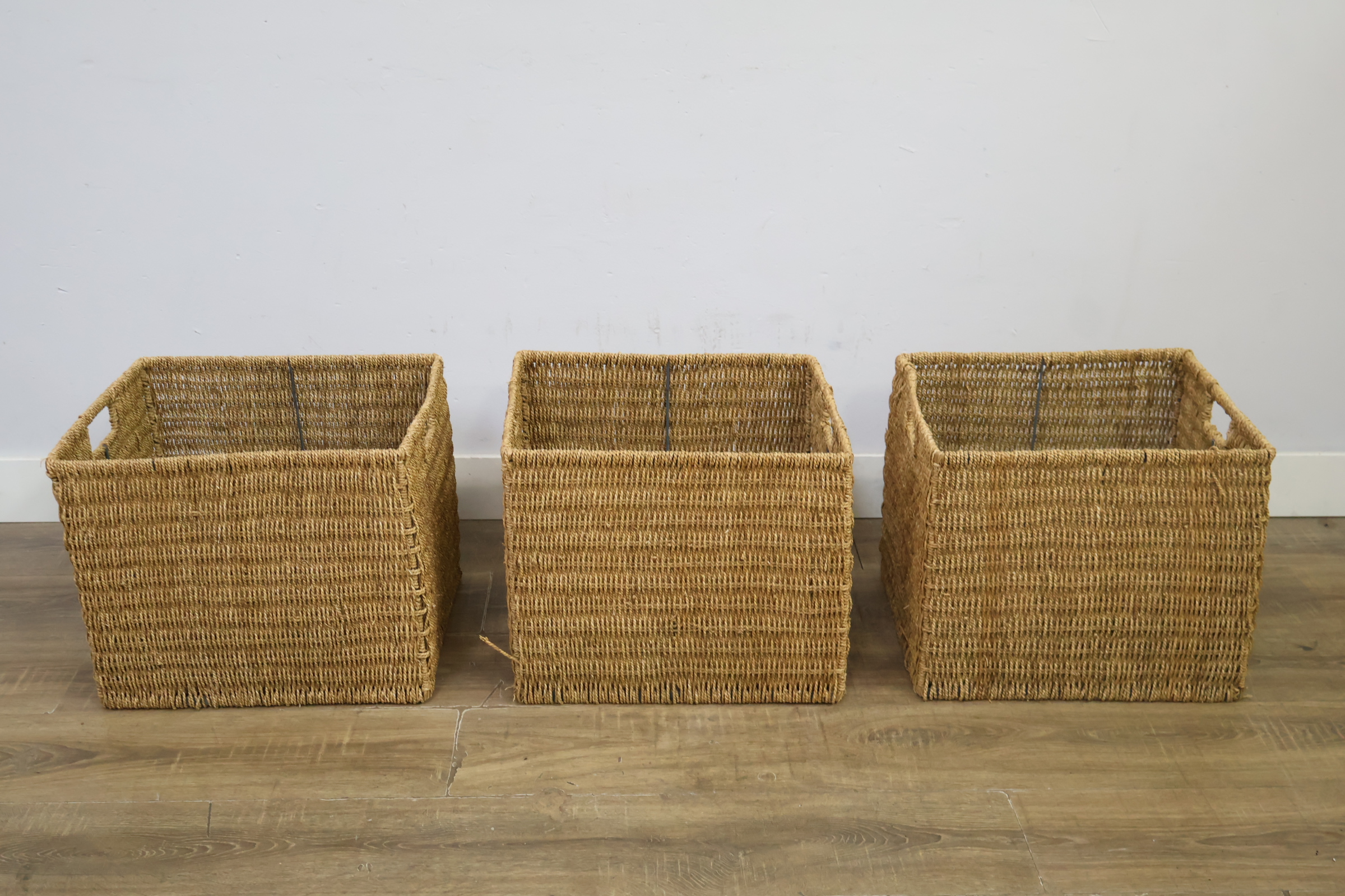 Set van 3 gevlochten rieten opbergmanden – foto 5 – kavel bij GSD Auctions, Zoeterwoude