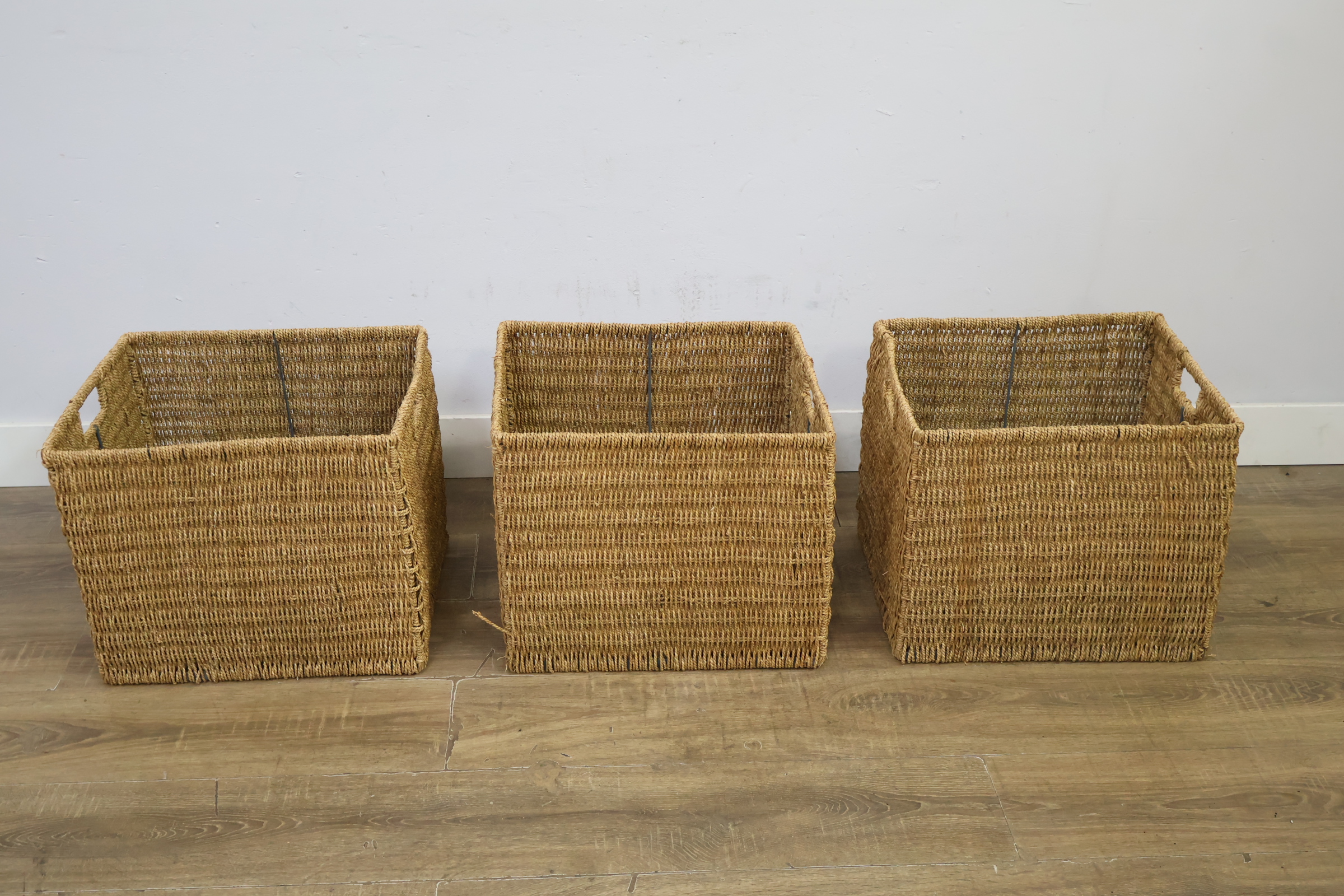 Set van 3 gevlochten rieten opbergmanden – foto 6 – kavel bij GSD Auctions, Zoeterwoude