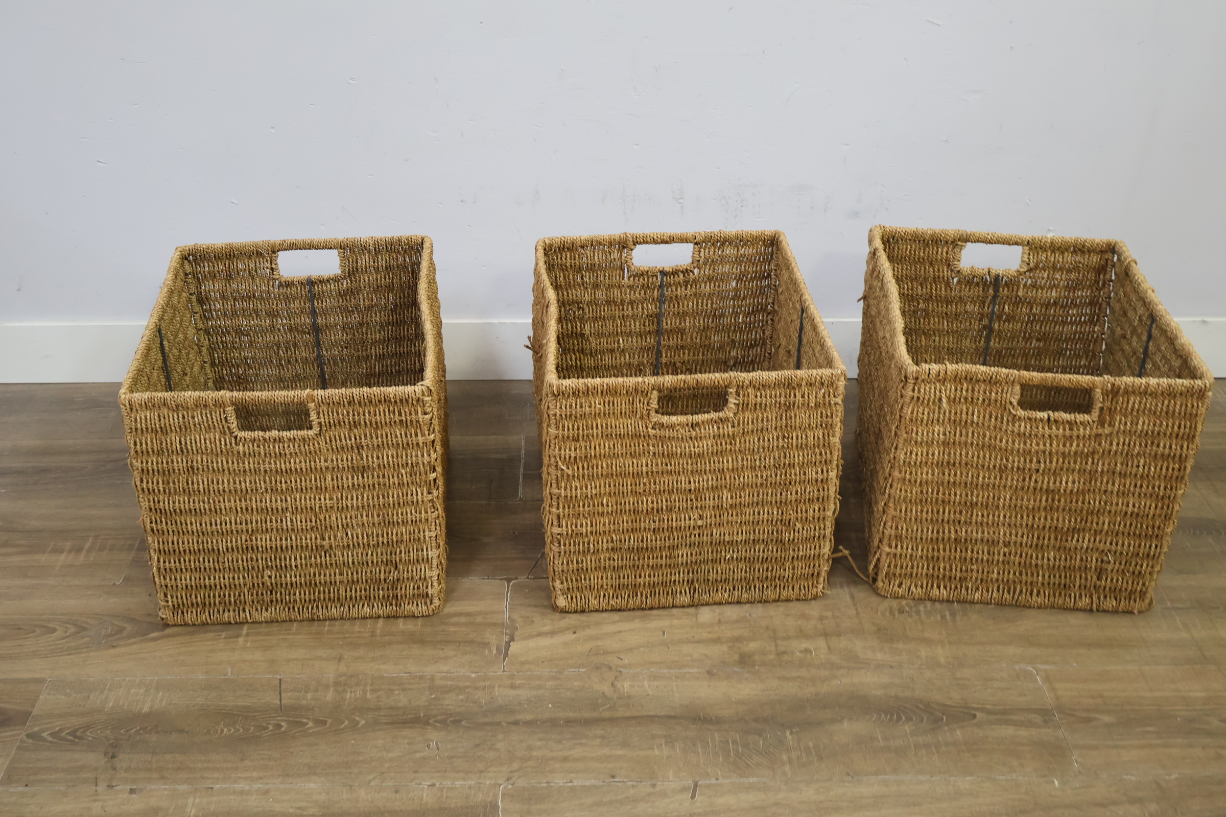Set van 3 gevlochten rieten opbergmanden – foto 8 – kavel bij GSD Auctions, Zoeterwoude