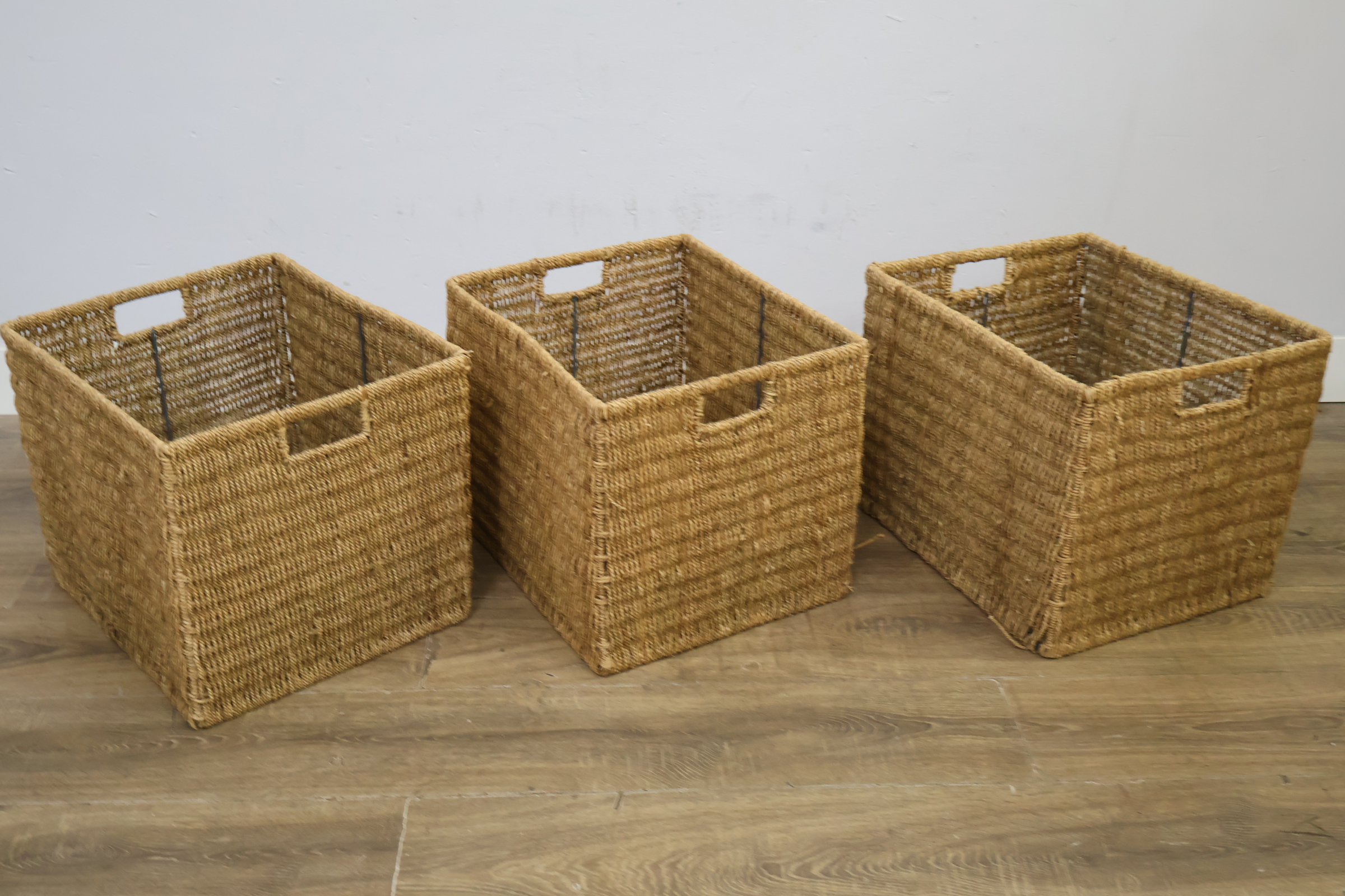 Set van 3 gevlochten rieten opbergmanden – foto 9 – kavel bij GSD Auctions, Zoeterwoude