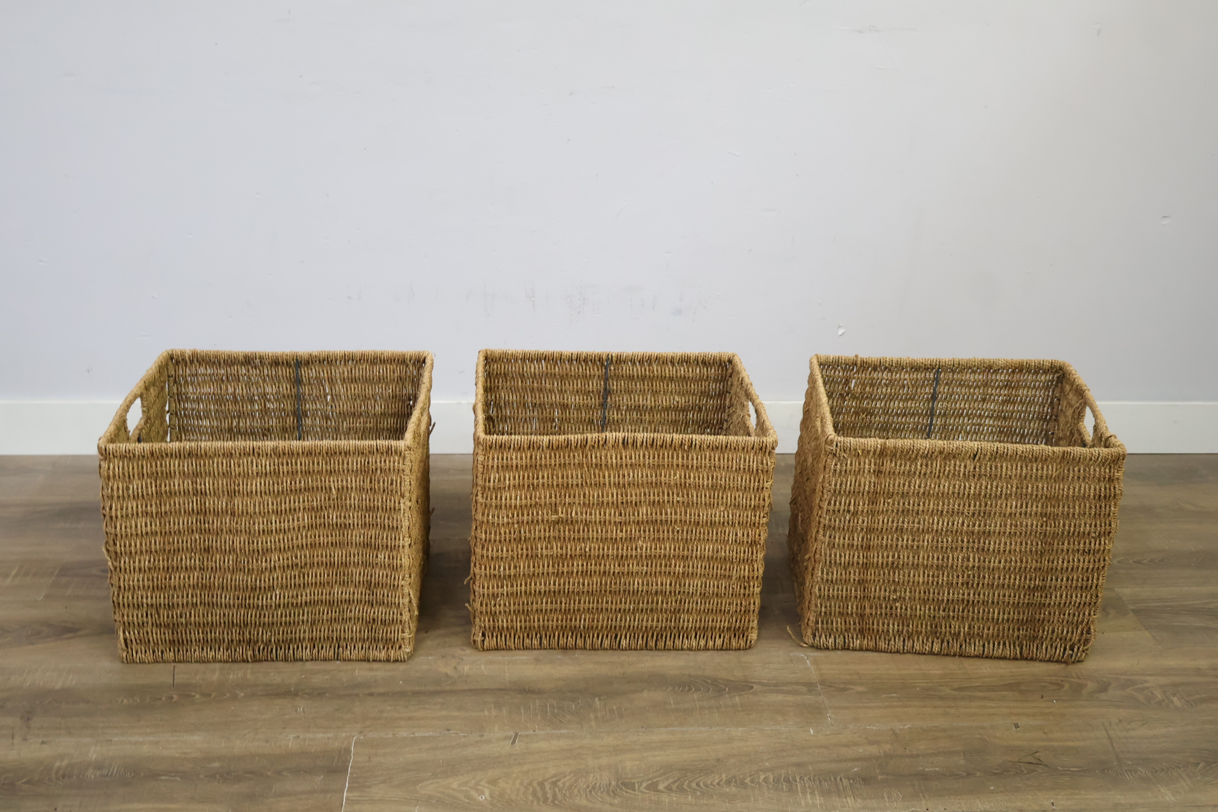 Set van 3 gevlochten rieten opbergmanden – foto 10 – kavel bij GSD Auctions, Zoeterwoude