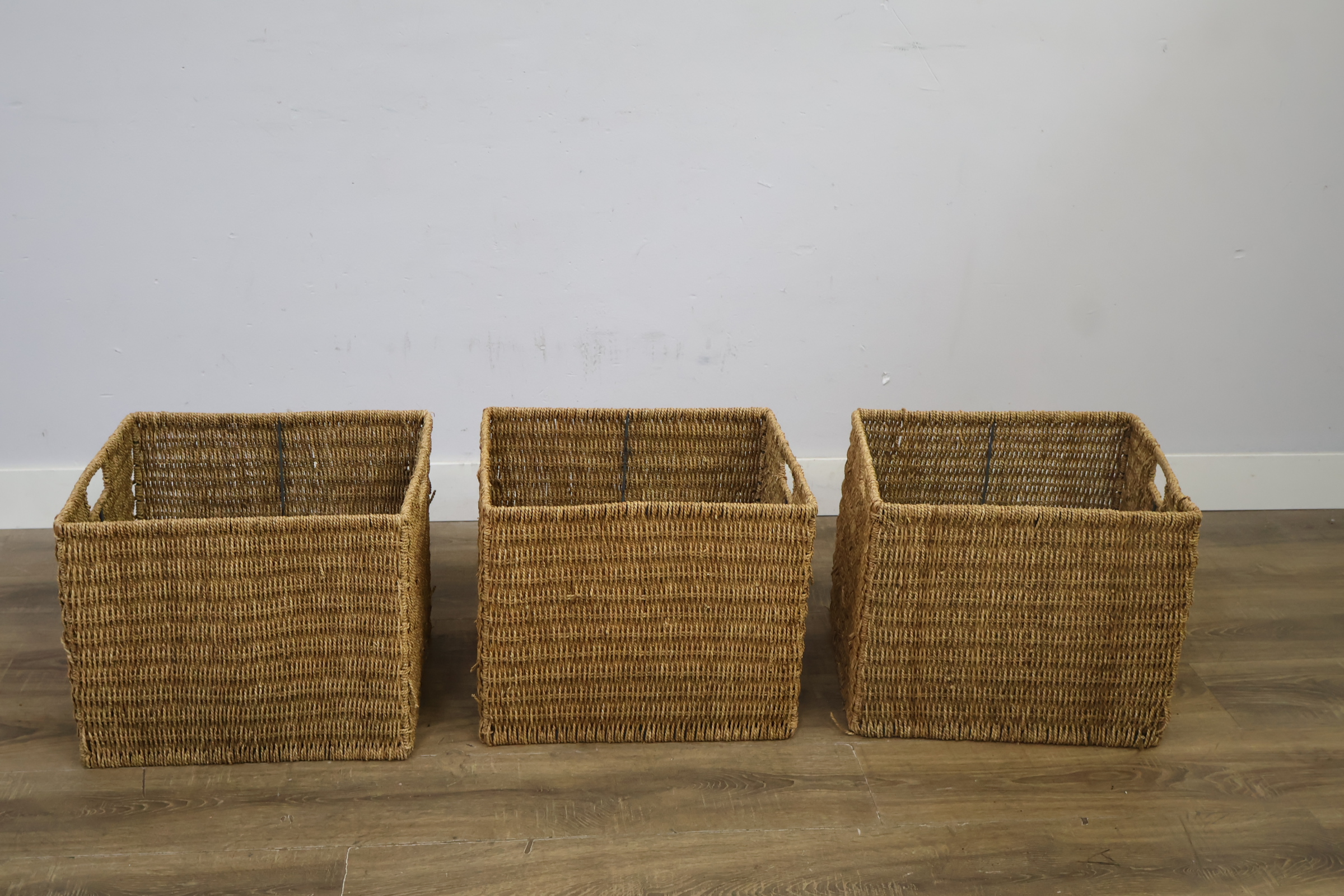 Set van 3 gevlochten rieten opbergmanden – foto 11 – kavel bij GSD Auctions, Zoeterwoude