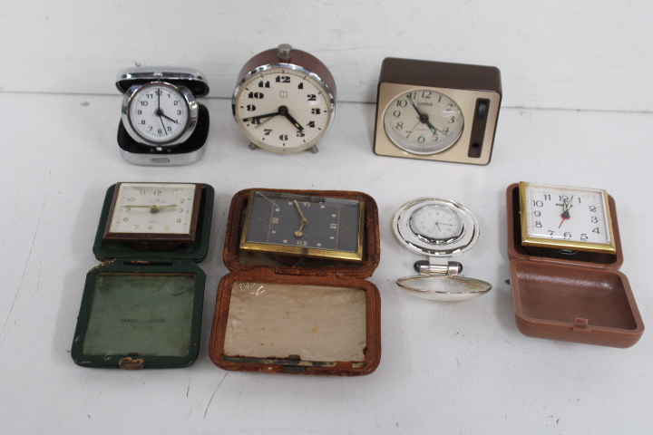 Set van zeven kleine reisklokken en tafelklokken – foto 3 – kavel bij GSD Auctions, Zoeterwoude