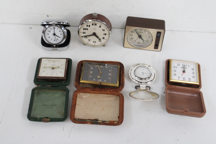 Set van zeven kleine reisklokken en tafelklokken – foto 4 – kavel bij GSD Auctions, Zoeterwoude
