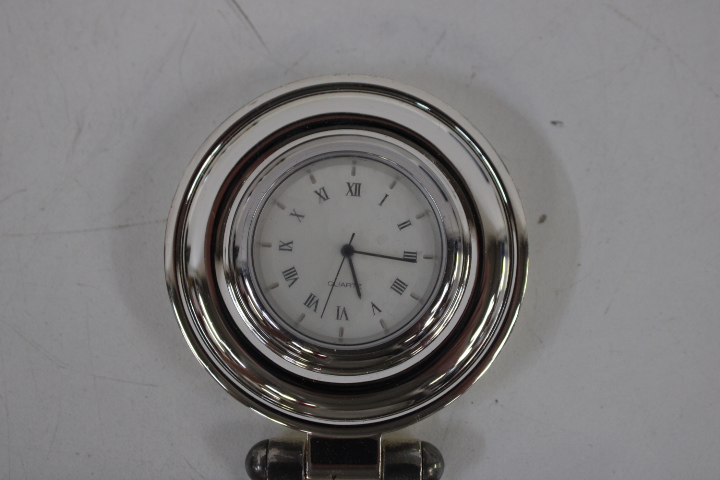 Set van zeven kleine reisklokken en tafelklokken – foto 10 – kavel bij GSD Auctions, Zoeterwoude