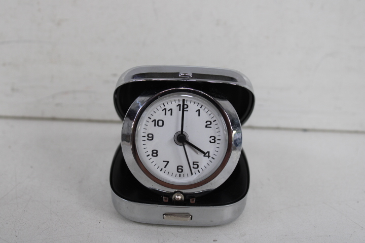 Set van zeven kleine reisklokken en tafelklokken – foto 16 – kavel bij GSD Auctions, Zoeterwoude