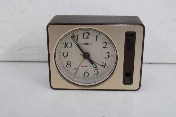 Set van zeven kleine reisklokken en tafelklokken – foto 18 – kavel bij GSD Auctions, Zoeterwoude