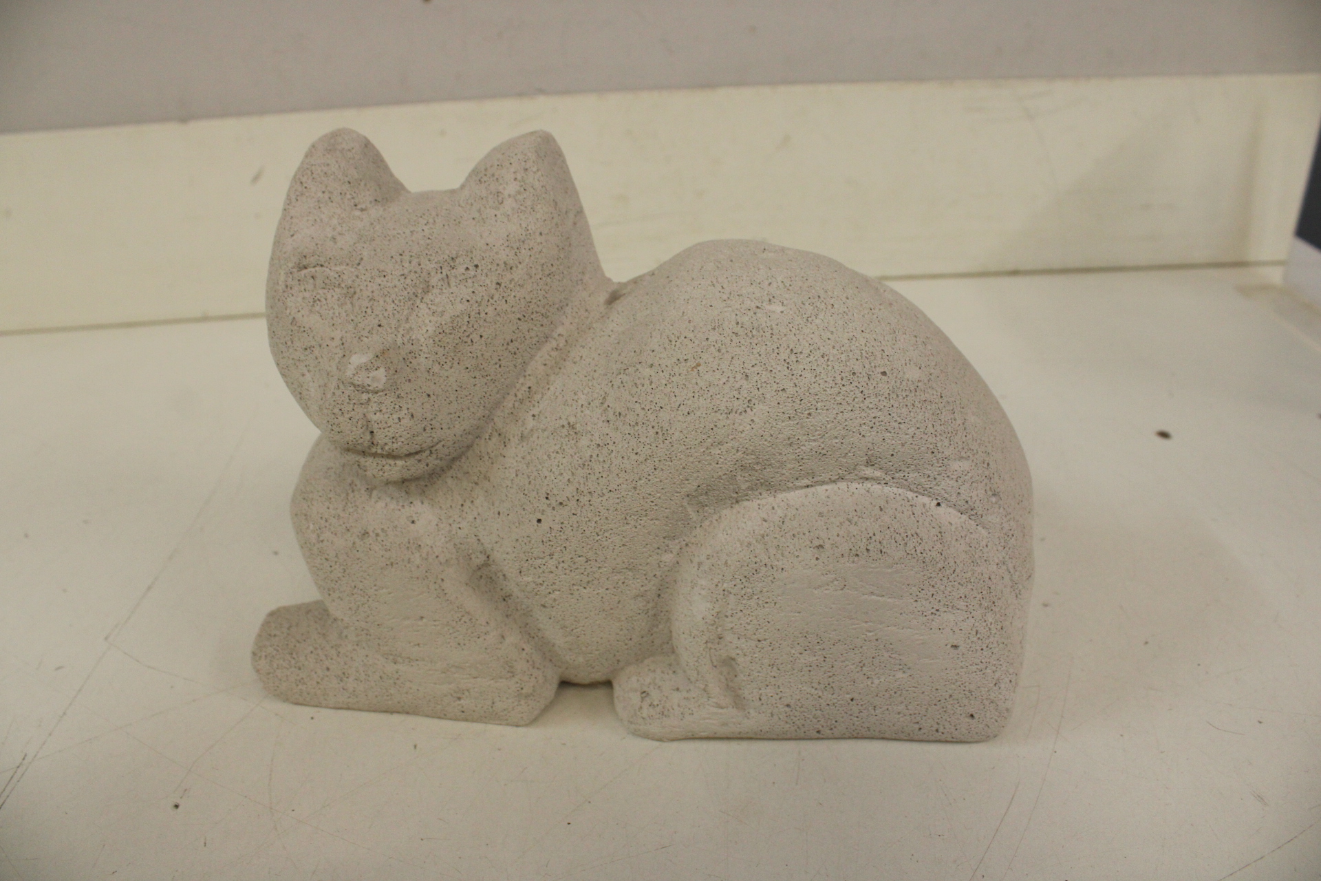 Beeldje van kat – foto 2 – kavel bij GSD Auctions, Zoeterwoude