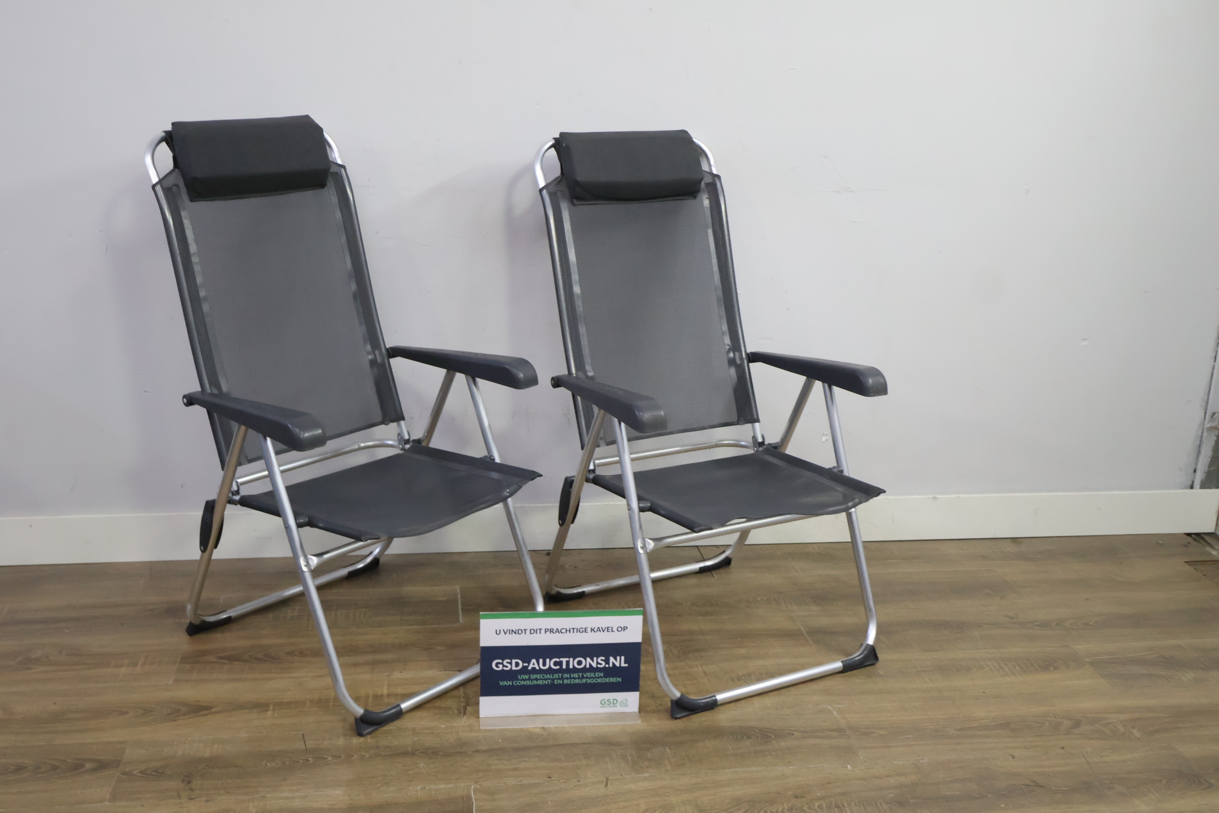 Set van 2 grijze inklapbare tuinstoelen – kavel bij GSD Auctions, Zoeterwoude