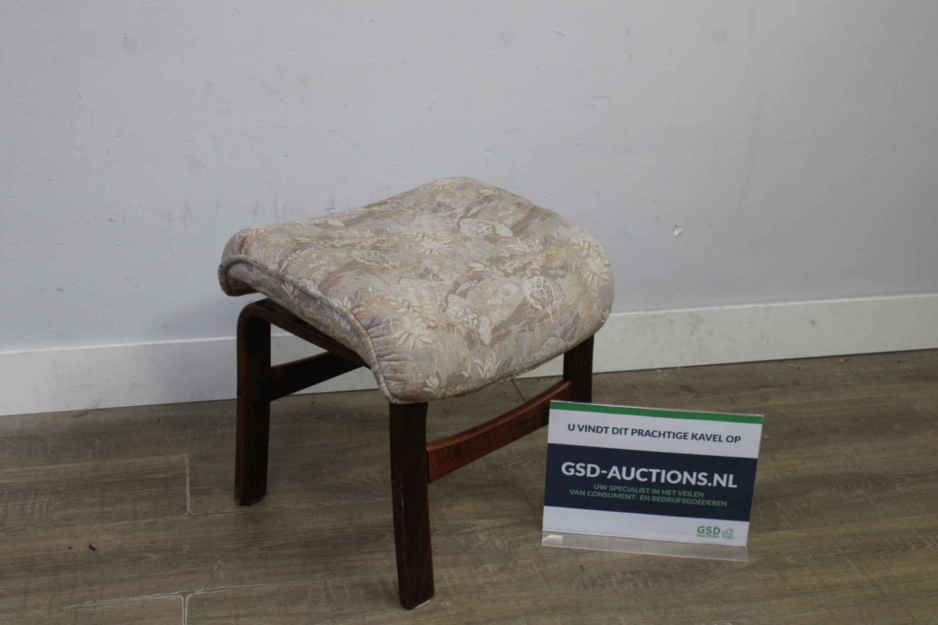 Houten voetenbank met gebloemd beklede zitting' – kavel bij GSD Auctions, Zoeterwoude