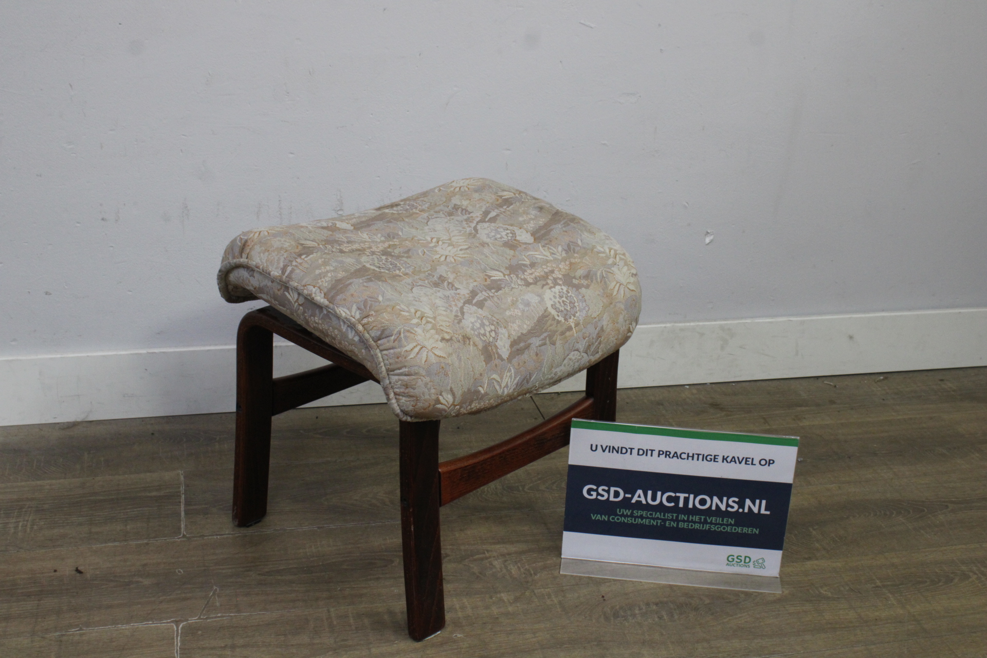Houten voetenbank met gebloemd beklede zitting' – foto 2 – kavel bij GSD Auctions, Zoeterwoude