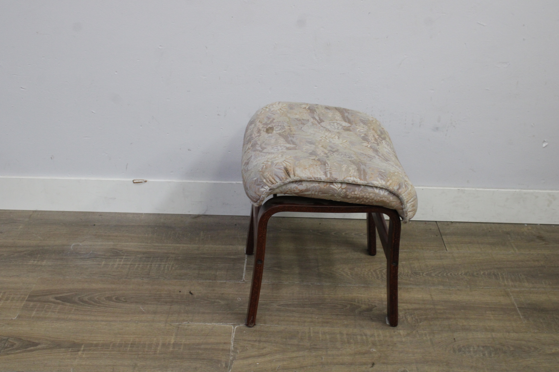 Houten voetenbank met gebloemd beklede zitting' – foto 3 – kavel bij GSD Auctions, Zoeterwoude