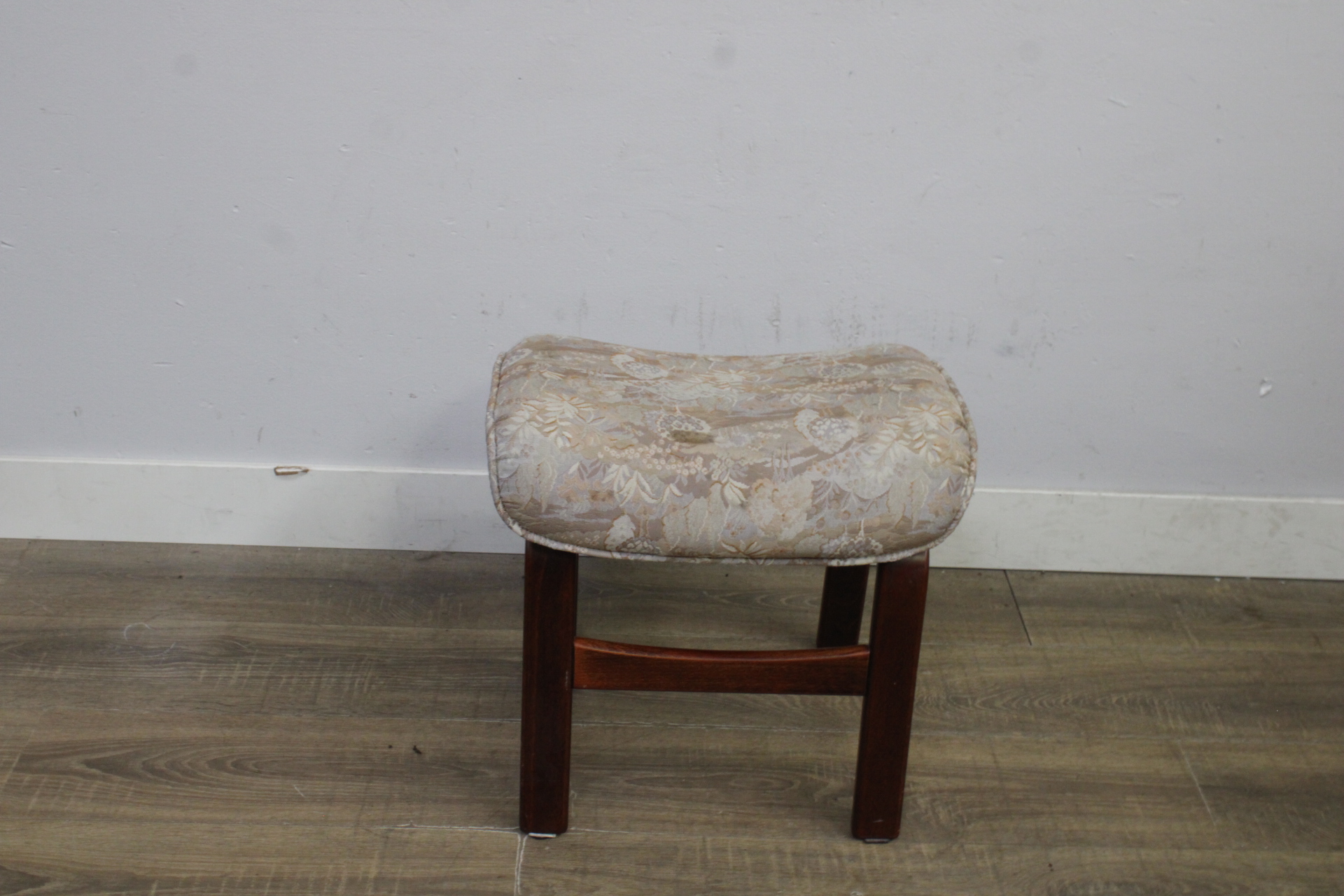Houten voetenbank met gebloemd beklede zitting' – foto 5 – kavel bij GSD Auctions, Zoeterwoude