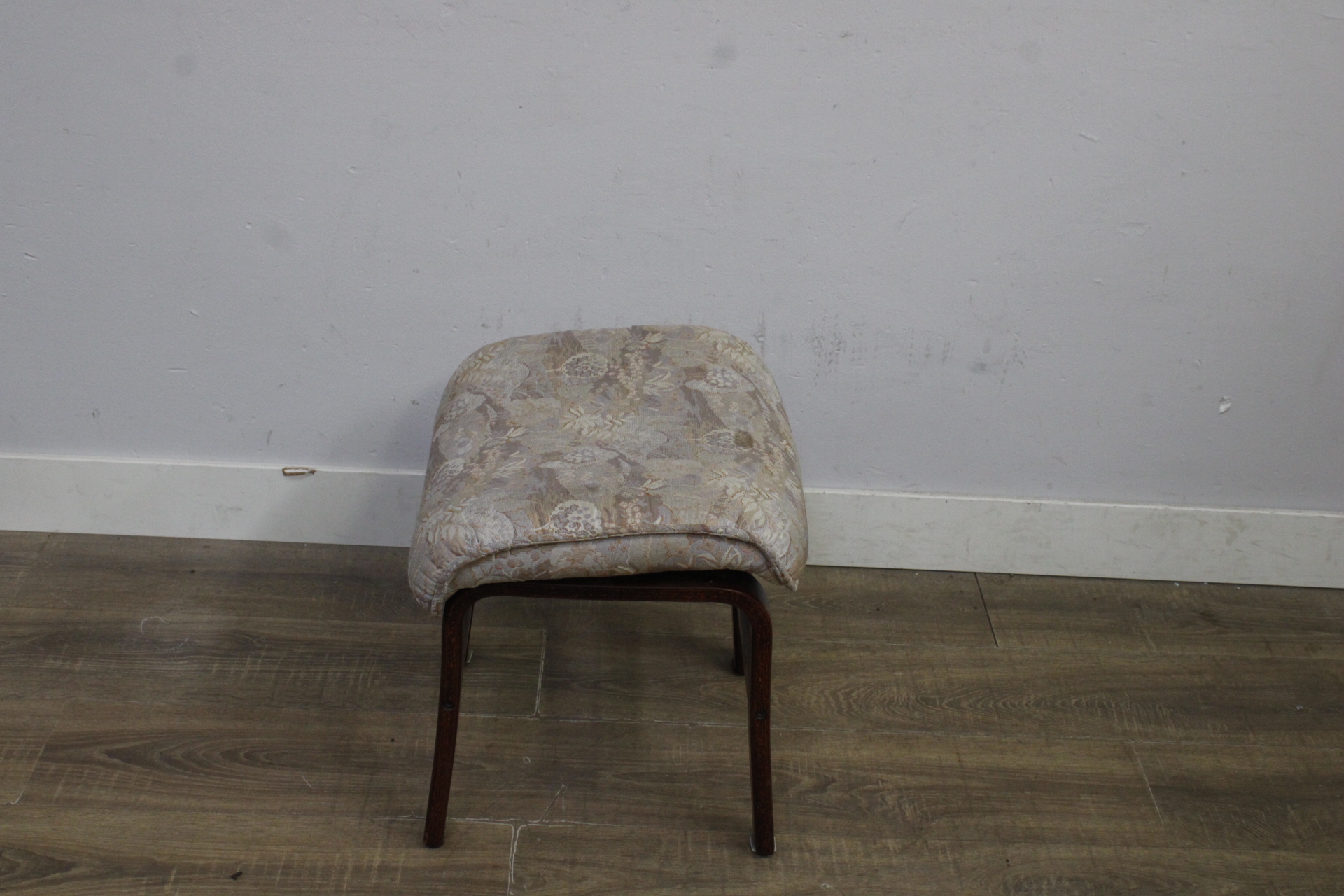 Houten voetenbank met gebloemd beklede zitting' – foto 8 – kavel bij GSD Auctions, Zoeterwoude