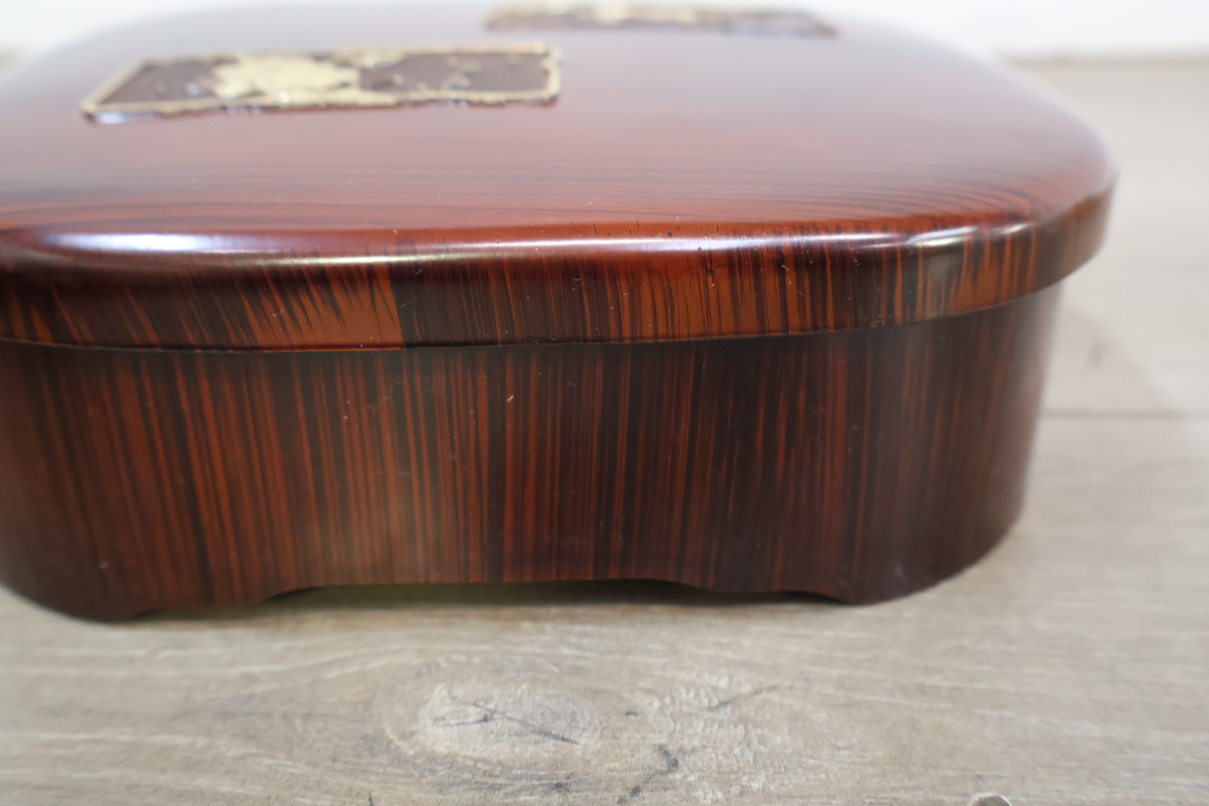 Houten sieraden- of opbergdoos met ingelegde decoraties – foto 15 – kavel bij GSD Auctions, Zoeterwoude