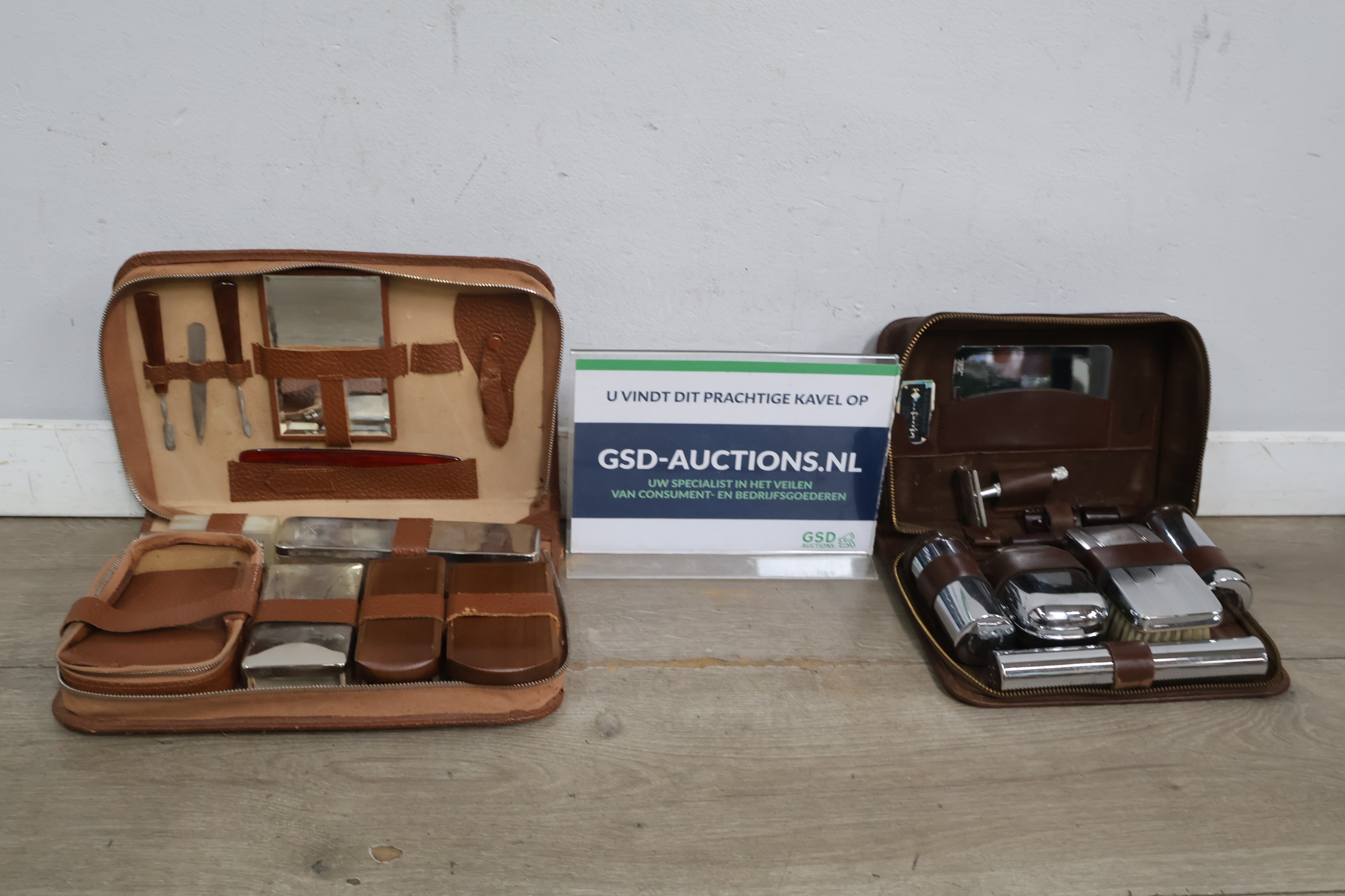 2 vintage reissetjes met verzorgingsaccessoires – kavel bij GSD Auctions, Zoeterwoude