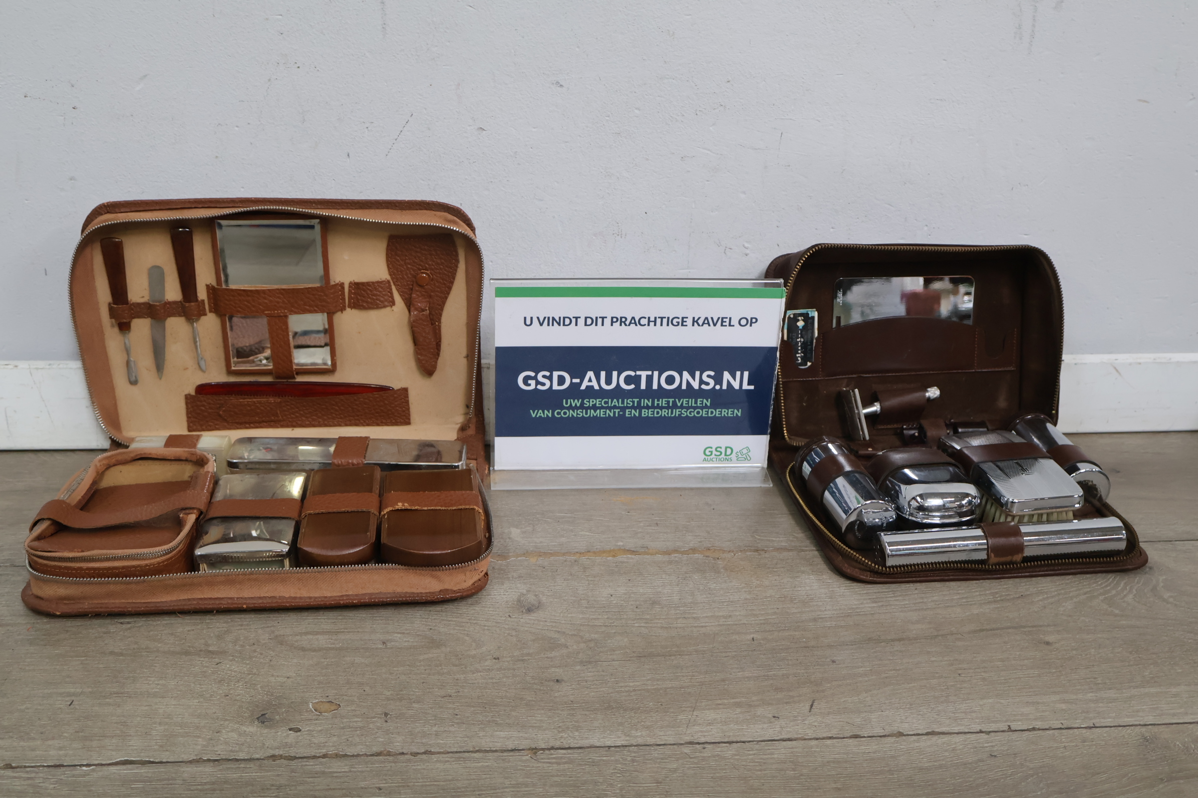2 vintage reissetjes met verzorgingsaccessoires – foto 2 – kavel bij GSD Auctions, Zoeterwoude