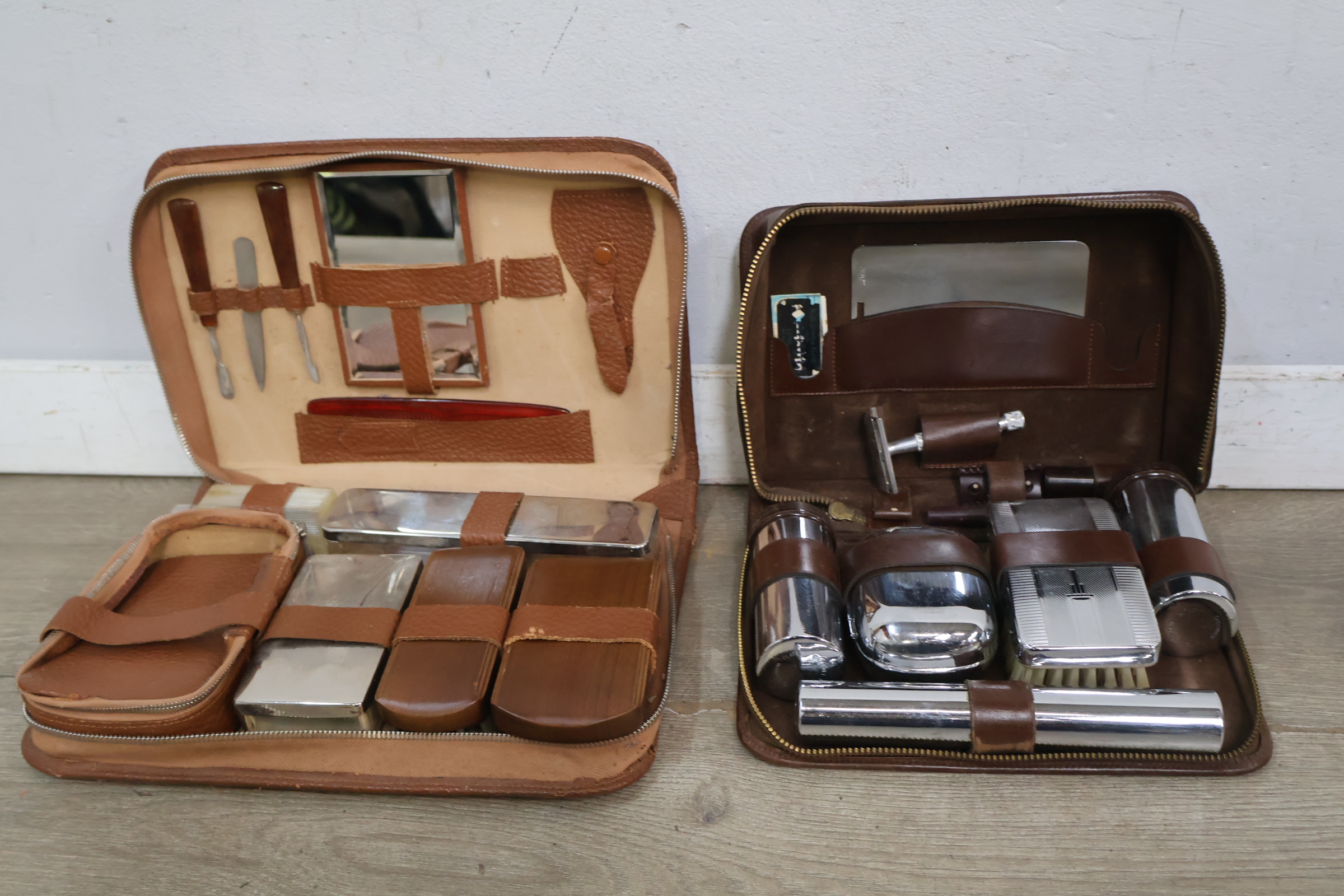 2 vintage reissetjes met verzorgingsaccessoires – foto 3 – kavel bij GSD Auctions, Zoeterwoude