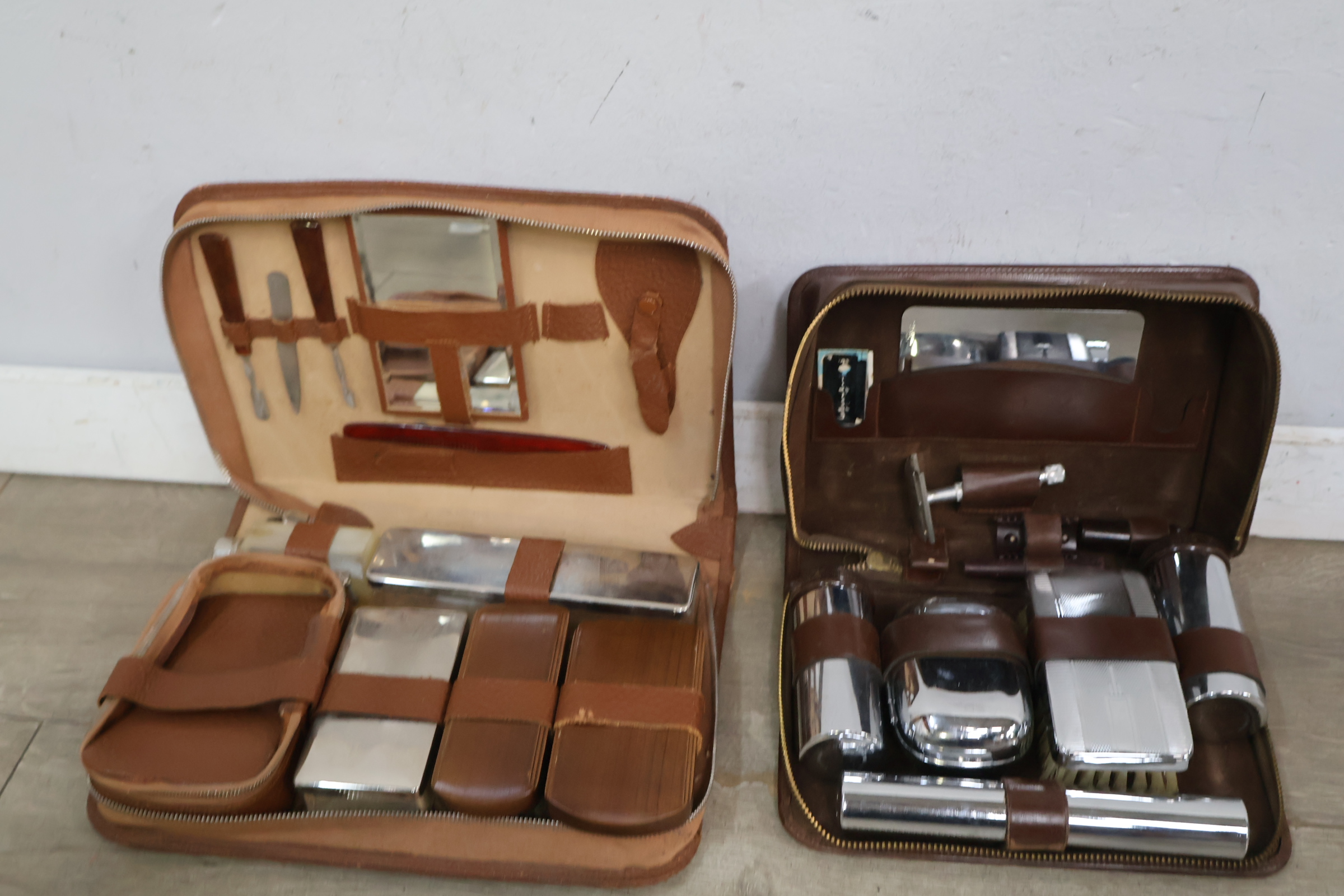 2 vintage reissetjes met verzorgingsaccessoires – foto 4 – kavel bij GSD Auctions, Zoeterwoude