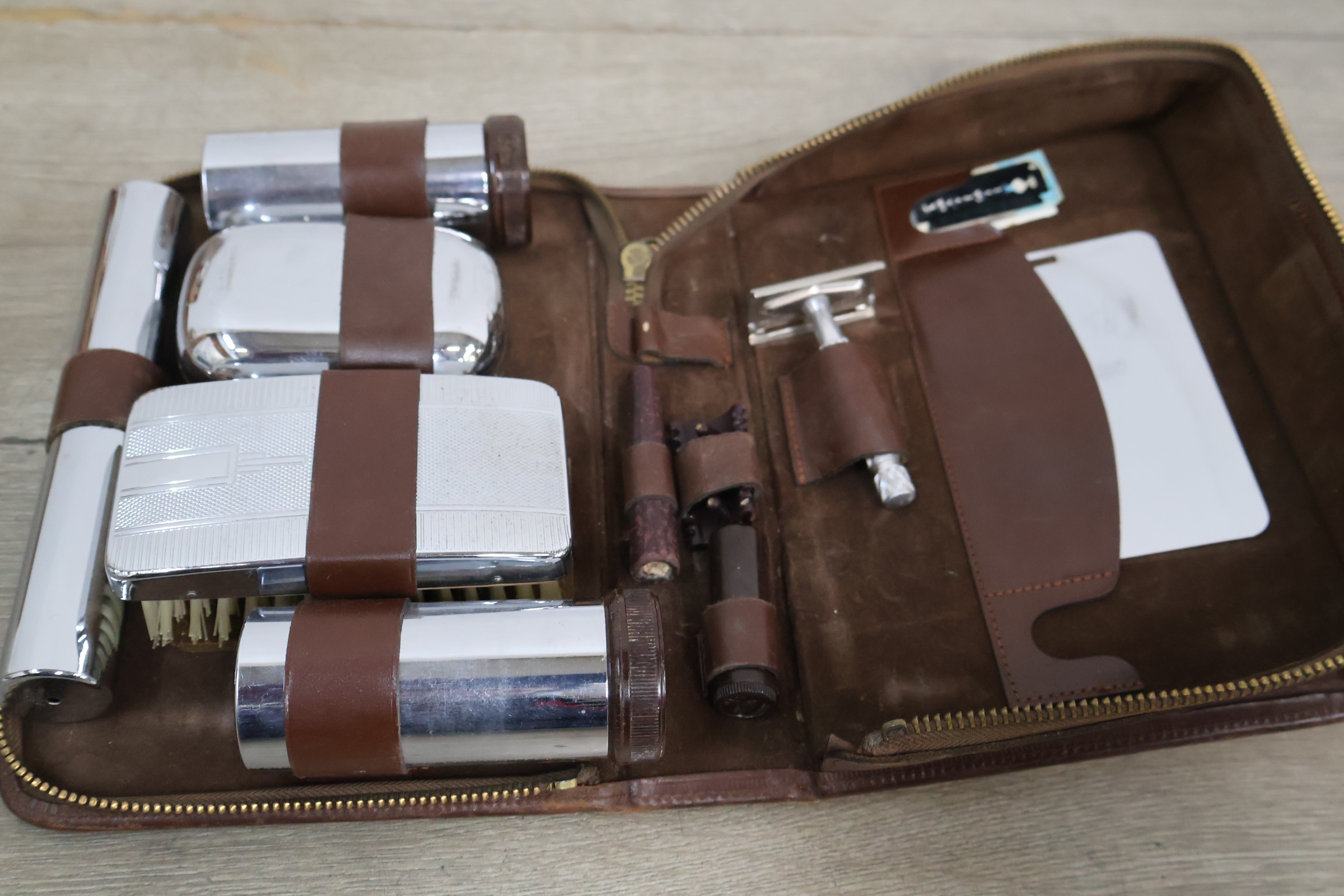 2 vintage reissetjes met verzorgingsaccessoires – foto 5 – kavel bij GSD Auctions, Zoeterwoude