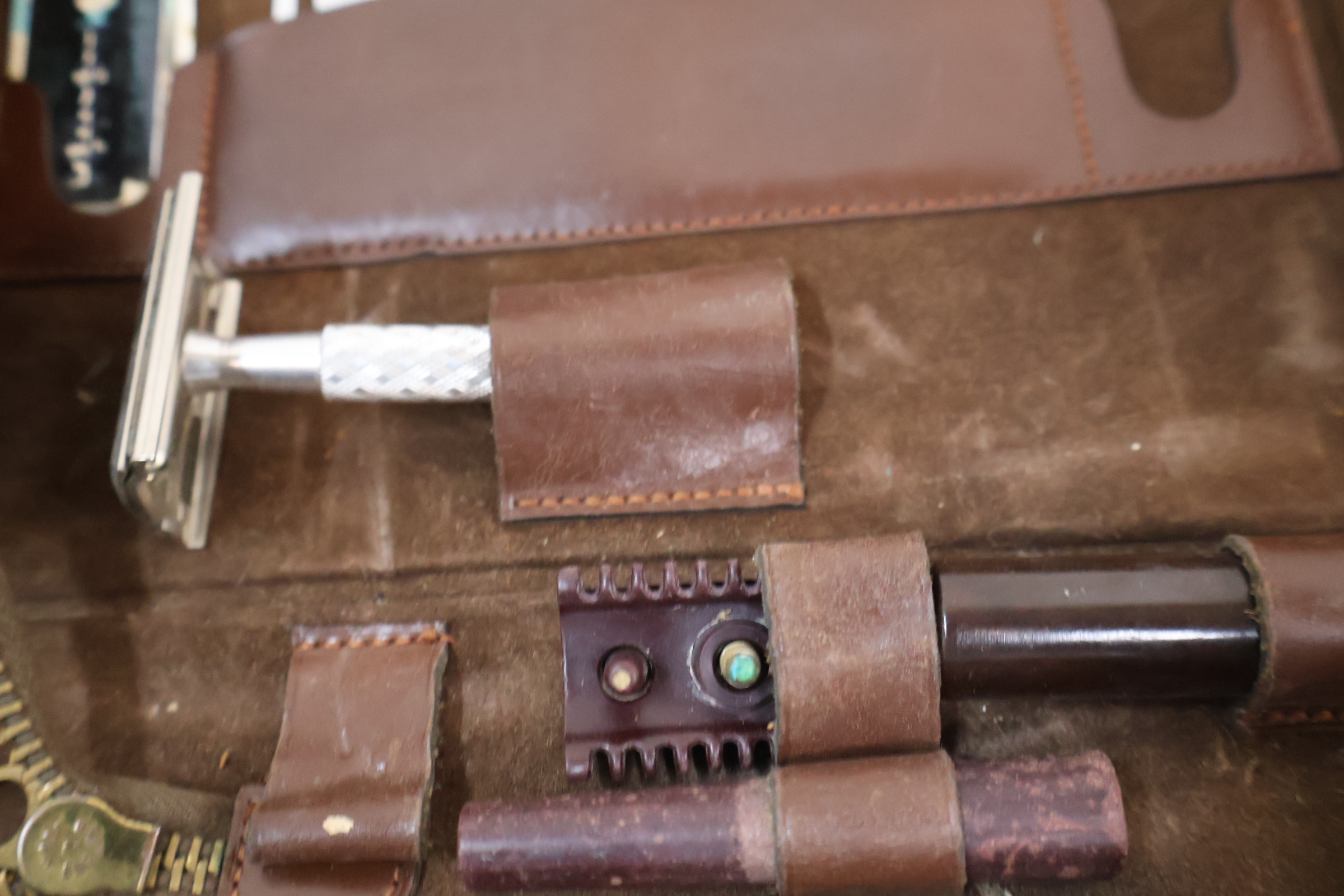 2 vintage reissetjes met verzorgingsaccessoires – foto 6 – kavel bij GSD Auctions, Zoeterwoude